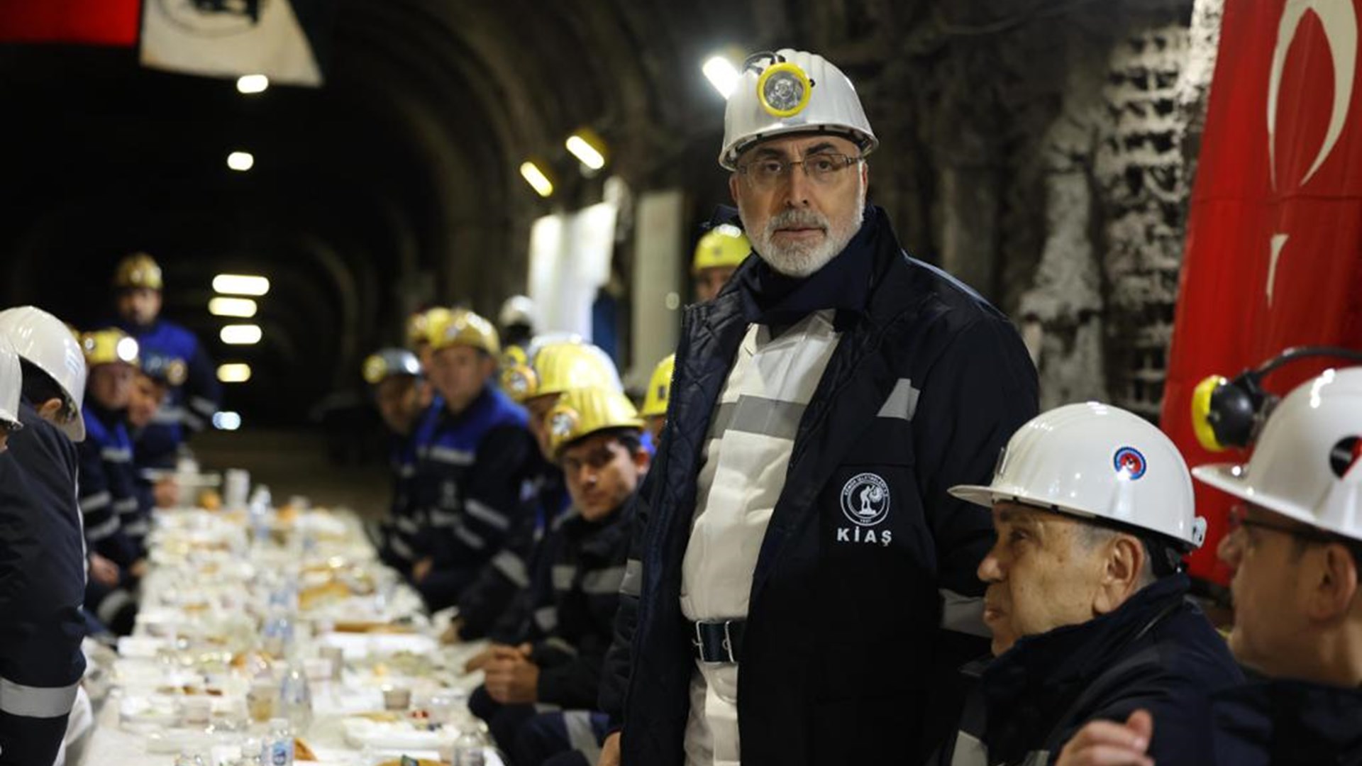 Çalışma ve Sosyal Güvenlik Bakanı Prof. Dr. Vedat Işıkhan, 4 Aralık Dünya Maden Günü vesilesi ile Ankara’nın Nallıhan ilçesindeki Çayırhan Yeraltı Maden Ocağı'na ziyarette bulundu.