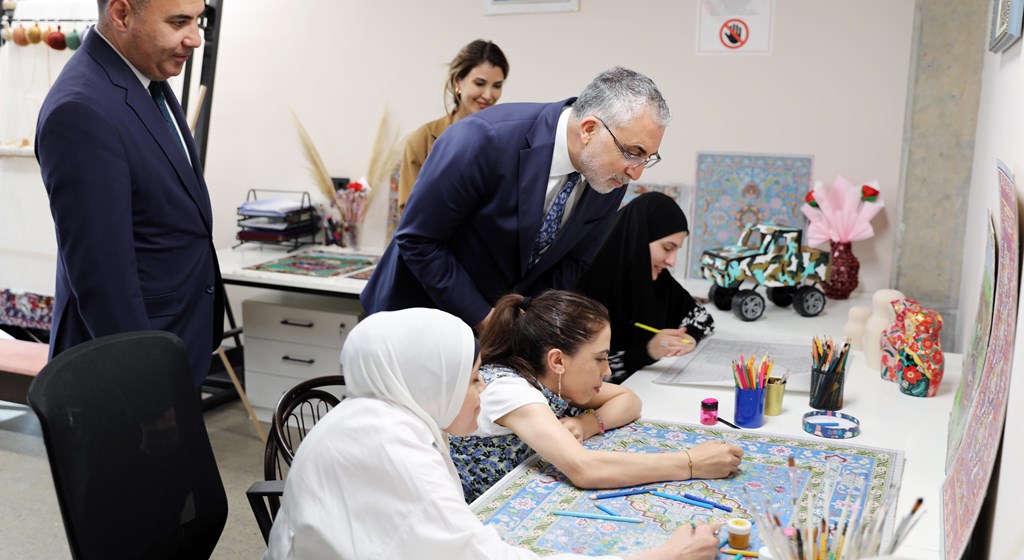 Çalışma ve Sosyal Güvenlik Bakanı Prof. Dr. Vedat Işıkhan, Azerbaycan’daki temasları kapsamında ilk olarak Azerbaycan milli lideri merhum Haydar Aliyev'in kabrini, Azerbaycan Şehitliği ve Türk Şehitliği’ni ziyaret etti.