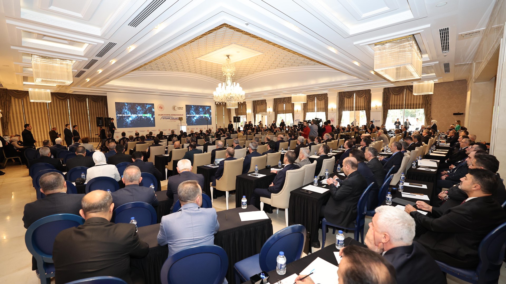 Çalışma ve Sosyal Güvenlik Bakanı Prof. Dr. Vedat Işıkhan, 81 ildeki İŞKUR ve SGK İl Müdürlerinin katıldığı İstişare Toplantısı’na katılmak ve çeşitli ziyaretlerde bulunmak üzere Antalya’ya gitti.