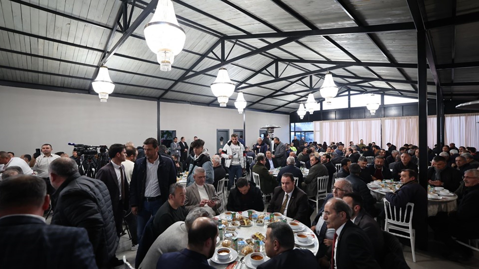 Çalışma ve Sosyal Güvenlik Bakanı Prof. Dr. Vedat Işıkhan, çeşitli temaslarda bulunmak ve programlara katılmak üzere Konya’ya gitti.