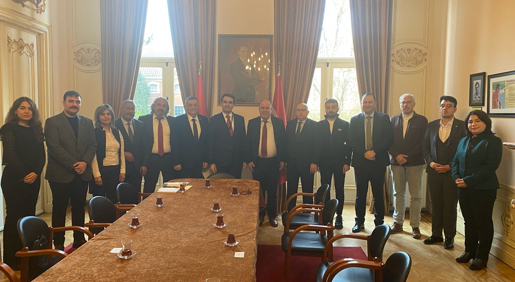 Bakanlığımızın Dış İlişkiler ve Avrupa Birliği Genel Müdürlüğünün (İKG PRO) Avrupa Birliği eş finansmanı ile finanse ettiği, Türkiye Haber-İş Sendikasının faydalanıcı olduğu bir hibe projesi kapsamında Türkiye Haber-İş Sendikası temsilcileri, RTÜK üst düzey yöneticileri ve Hacı Bayram Veli Üniversitesinden Çalışma Ekonomisi ve Endüstri İlişkileri Bölüm Başkanı ve Bakanlığımız Danışma Kurulu üyesi Prof.Dr. Yücel UYANIK’ın da yer aldığı, akademisyenlerin oluşturduğu heyet Hollanda’yı ziyaret etmiştir.