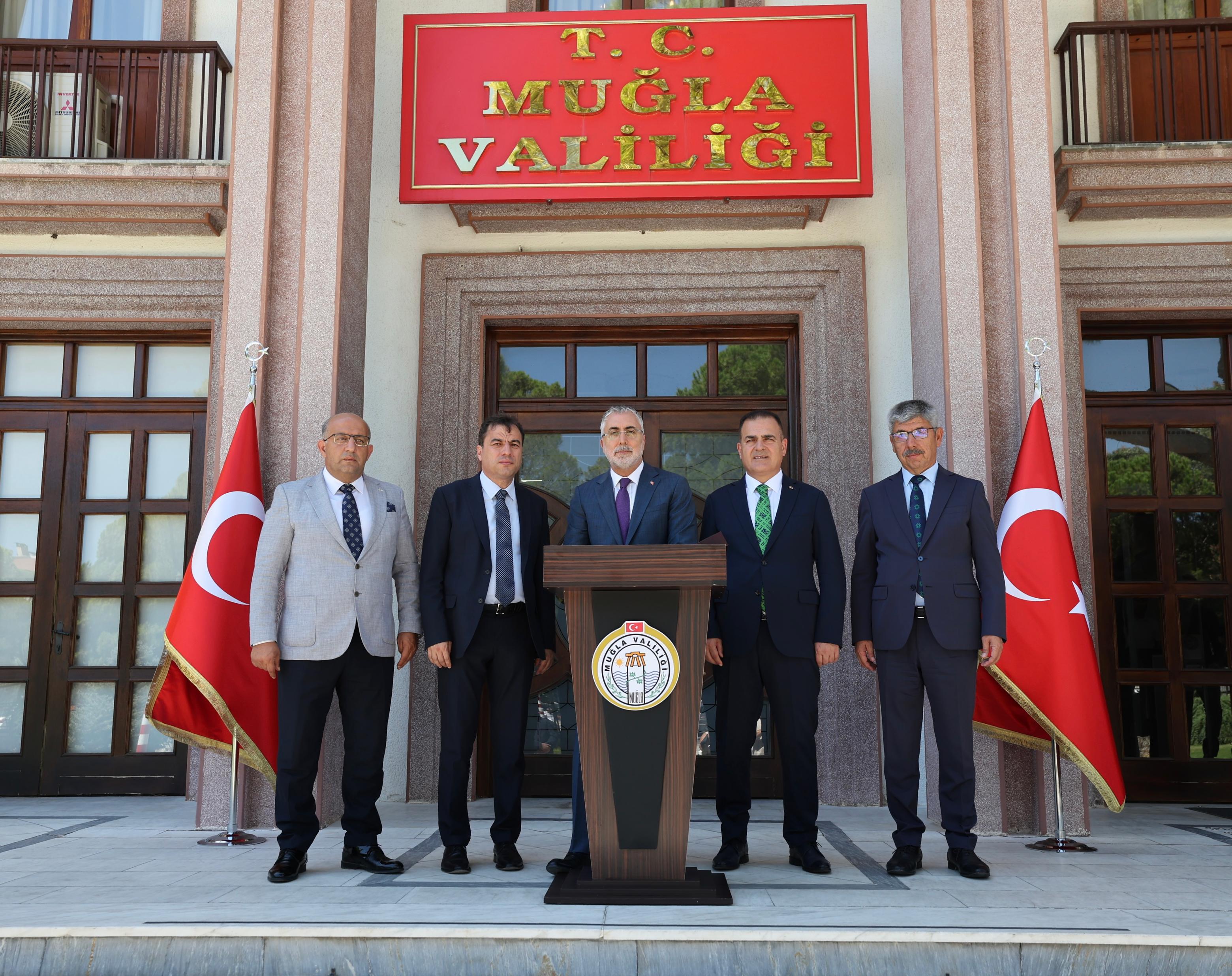 Çalışma ve Sosyal Güvenlik Bakanı Prof. Dr. Vedat Işıkhan, çeşitli temaslarda bulunmak ve “Milli Müdafaadan Milli Kalkınmaya; Türkiye Yüzyılı’nın Kadınları, Kadın İstihdam Sistemi İş Pozitif Tanıtım Programı ve Fuar Açılışı” programına katılmak üzere Muğla’ya gitti.