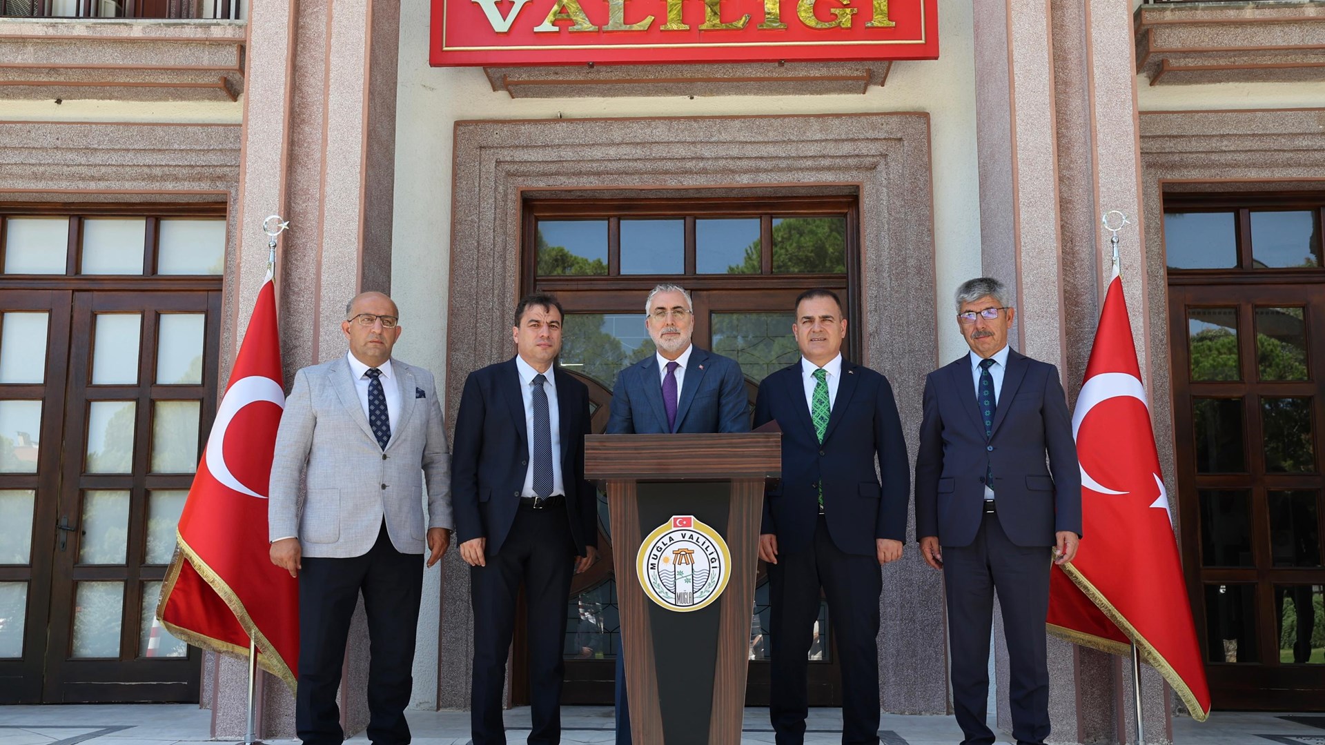 Çalışma ve Sosyal Güvenlik Bakanı Prof. Dr. Vedat Işıkhan, çeşitli temaslarda bulunmak ve “Milli Müdafaadan Milli Kalkınmaya; Türkiye Yüzyılı’nın Kadınları, Kadın İstihdam Sistemi İş Pozitif Tanıtım Programı ve Fuar Açılışı” programına katılmak üzere Muğla’ya gitti.