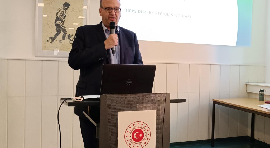 Stuttgart Çalışma ve Sosyal Güvenlik Ataşeliğimizin katkılarıyla Başkonsolosluğumuz ile Stuttgart Sanayi ve Ticaret Odası (IHK) iş birliği kapsamında 11.10.2023 Çarşamba günü Başkonsolosluğumuz binasında meslek eğitim toplantısı gerçekleştirildi.