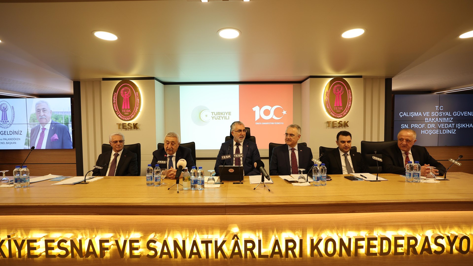 Çalışma ve Sosyal Güvenlik Bakanı Prof. Dr. Vedat Işıkhan, Türkiye Esnaf ve Sanatkarları Konfederasyonu’nun (TESK) Aylık İstişare Toplantısına katıldı.