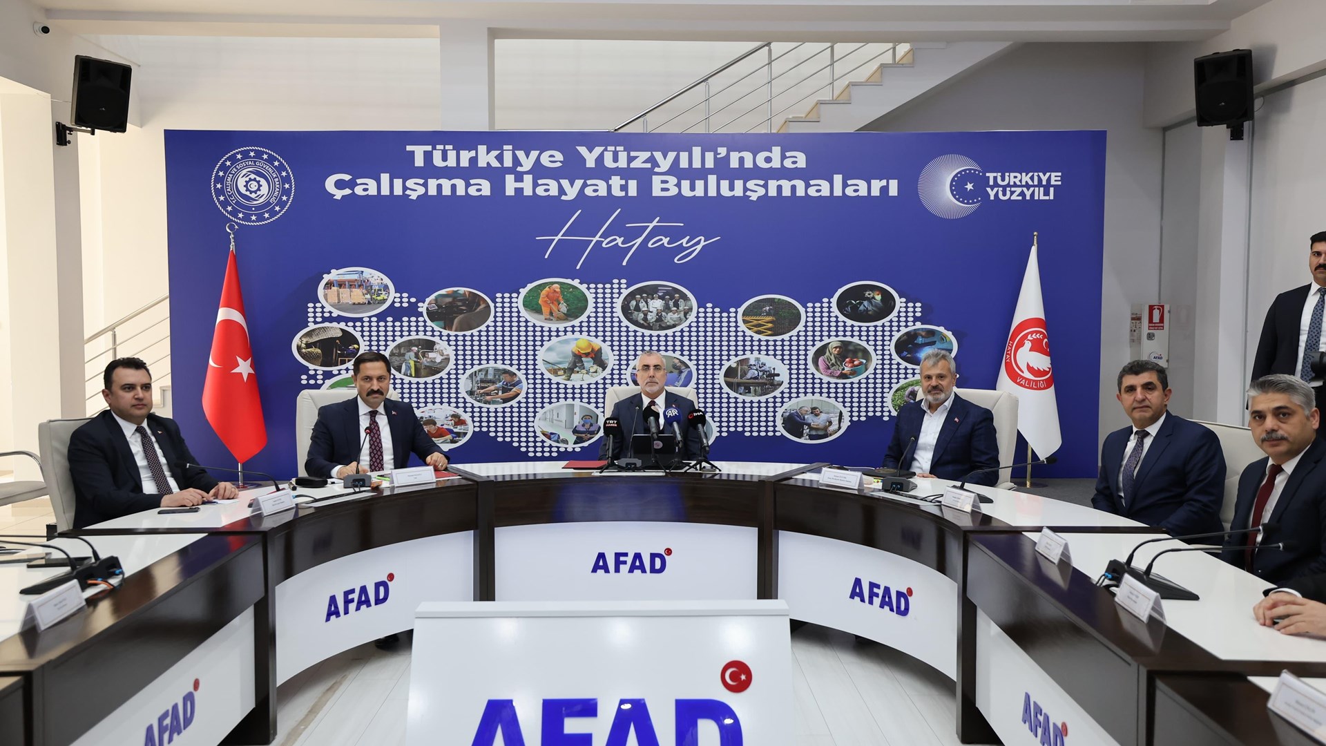 Bakan Işıkhan, Hatay’da Ziyaretlerde Bulundu