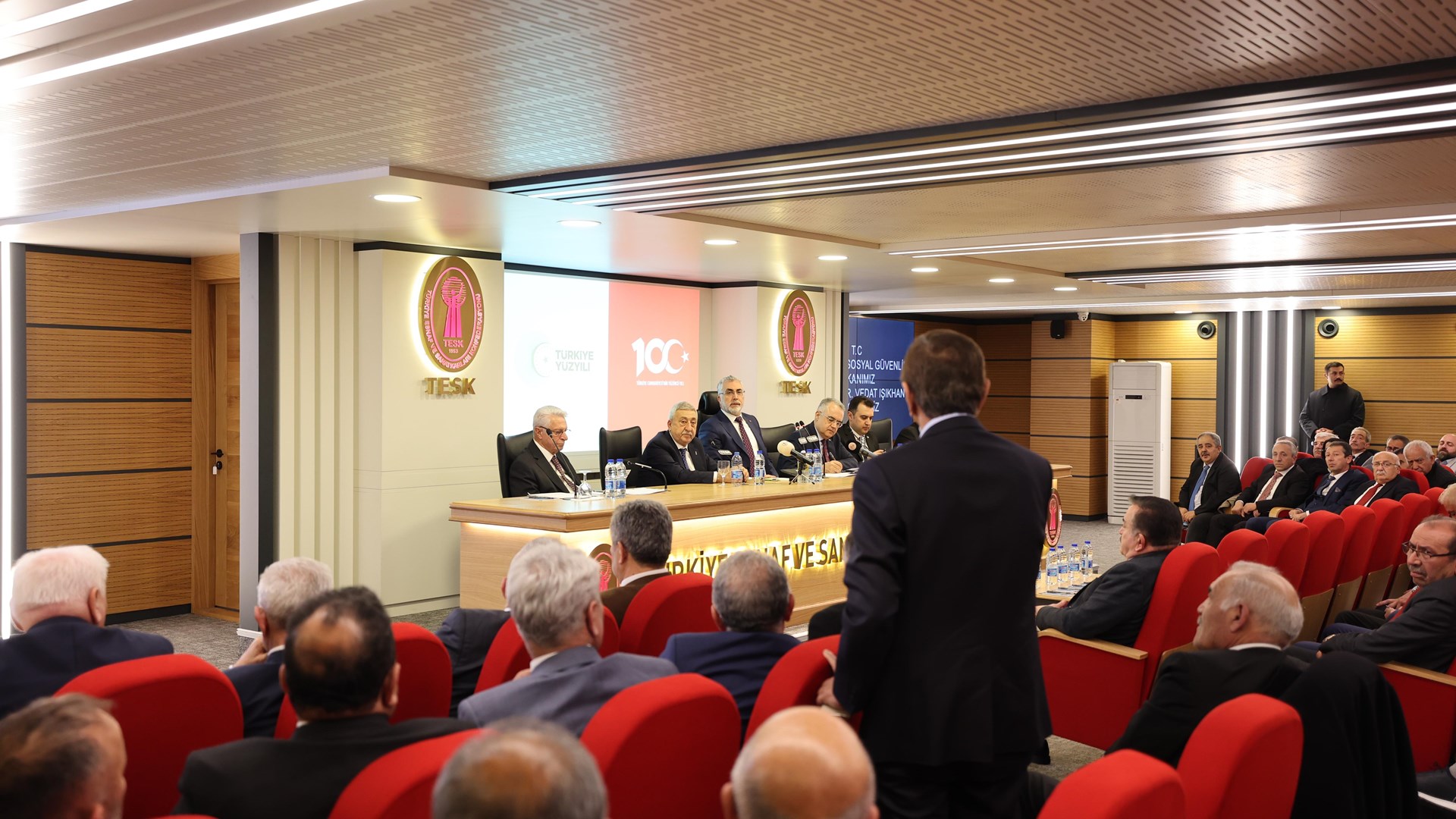 Çalışma ve Sosyal Güvenlik Bakanı Prof. Dr. Vedat Işıkhan, Türkiye Esnaf ve Sanatkarları Konfederasyonu’nun (TESK) Aylık İstişare Toplantısına katıldı.