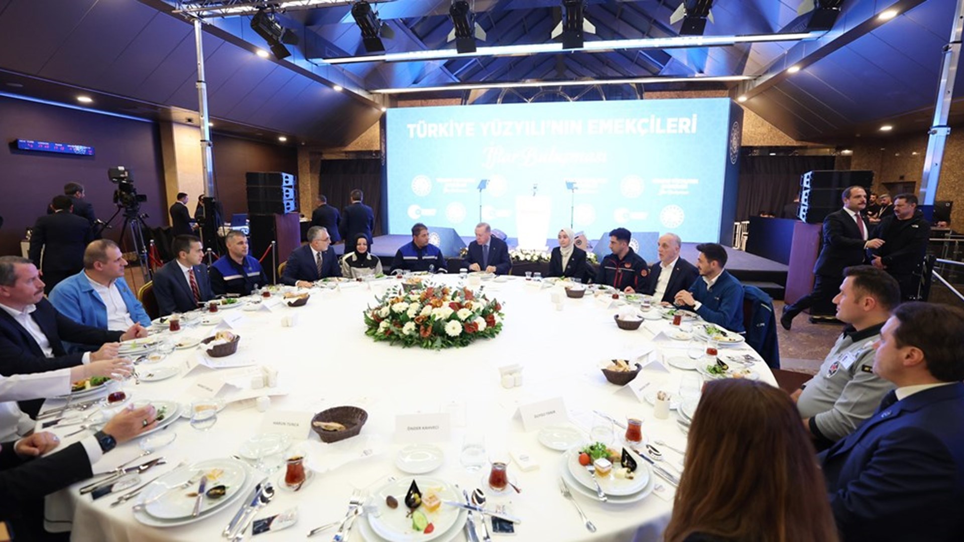 Çalışma ve Sosyal Güvenlik Bakanı Prof. Dr. Vedat Işıkhan, Cumhurbaşkanı Recep Tayyip Erdoğan’ın teşrifleriyle İstanbul Haliç Kongre Merkezi’nde düzenlenen “Türkiye Yüzyılı’nın Emekçileri İftar Buluşması” Programında işçi ve işverenlerle bir araya geldi.