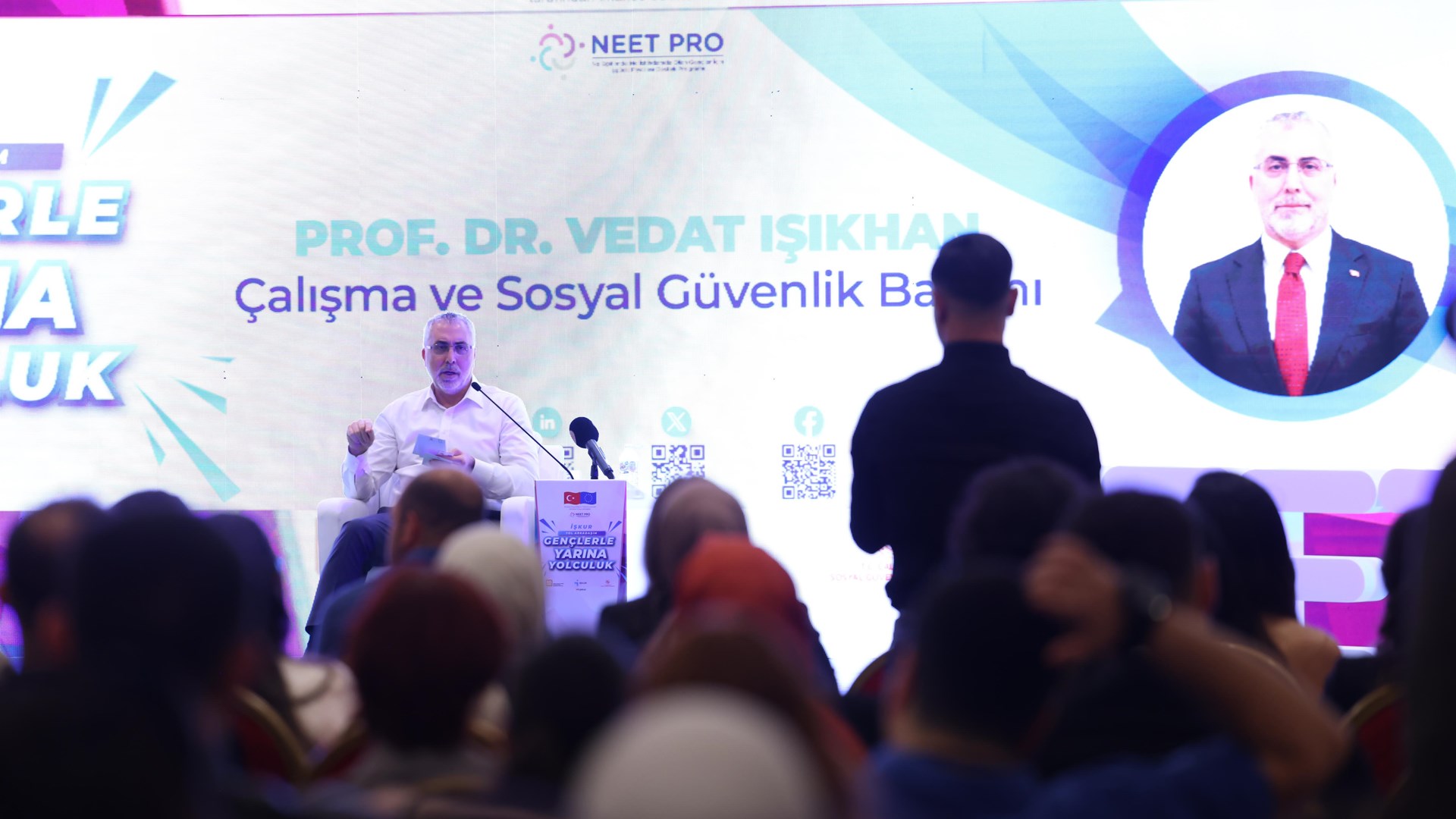 Çalışma ve Sosyal Güvenlik Bakanı Prof. Dr. Vedat Işıkhan, İŞKUR NEET PRO kapsamında ‘Gençlerle Yarına Yolculuk’ Programında gençlerle bir araya gelerek, sorularını yanıtladı.