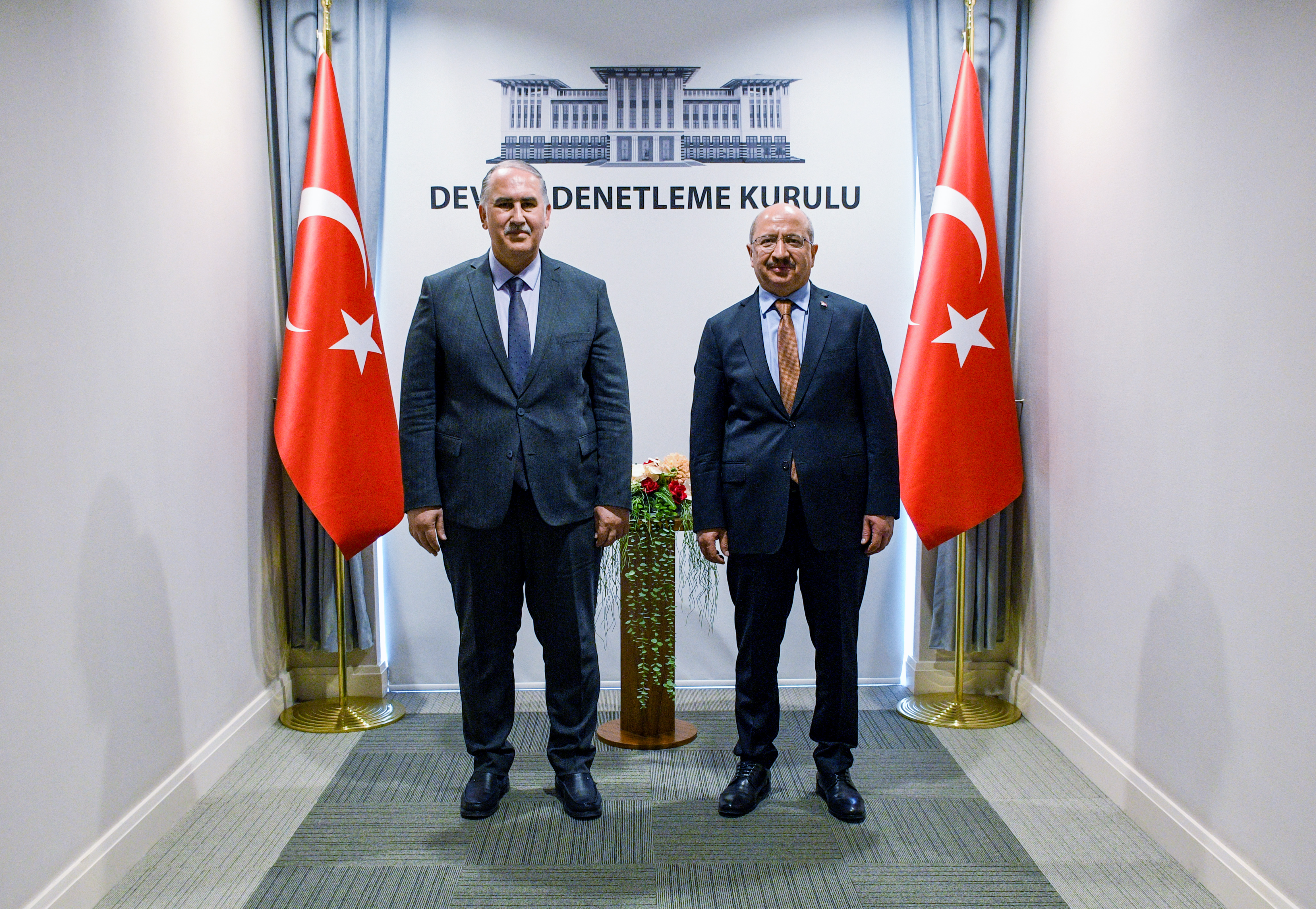 Rehberlik ve Teftiş Başkanımız Erol Güner, Başkan Yardımcılarımız Denizhan Burak Özhan ve Uğur Mavi ile birlikte, 18 Haziran 2026 tarihinde Cumhurbaşkanlığı Devlet Denetleme Kurulu Başkanı Salih Tanrıkulu’nu makamında ziyaret etti.