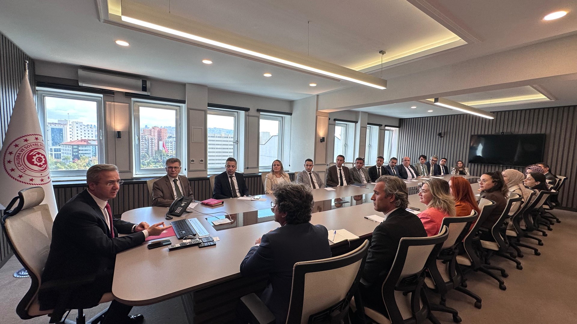 Başkanlığımız bünyesindeki Rapor Değerlendirme Komisyonu tarafından, 1 Ekim 2025’te Rehberlik ve Teftiş Başkanımız Bekir Aktürk, Başkan Yardımcımız Davut Seyhan ve komisyonda görevli iş müfettişlerinin katılımıyla kapsamlı bir değerlendirme toplantısı gerçekleştirildi.