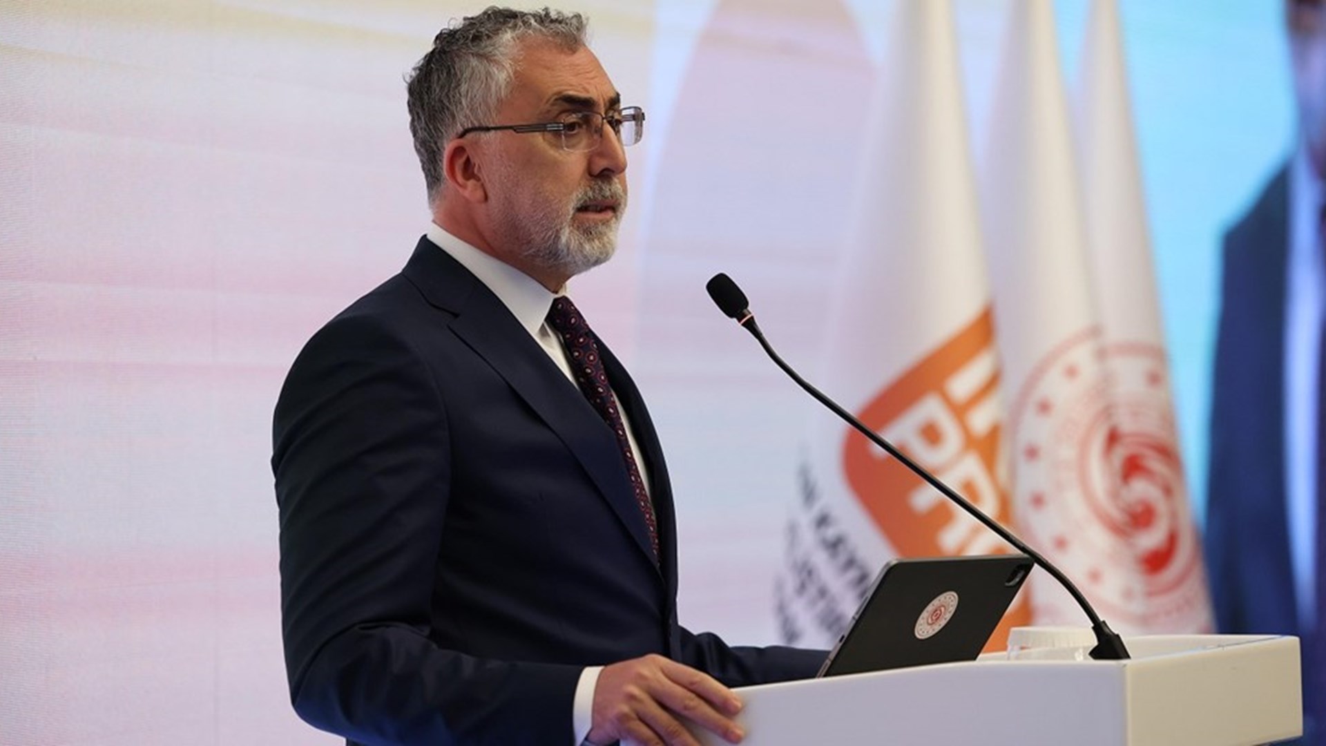 Çalışma ve Sosyal Güvenlik Bakanı Prof. Dr. Vedat Işıkhan, Madencilik Sektöründe İş Sağlığı ve Güvenliğinin Geliştirilmesi Projesi’nin (MİSGEP) kapanış toplantısına iştirak etti.