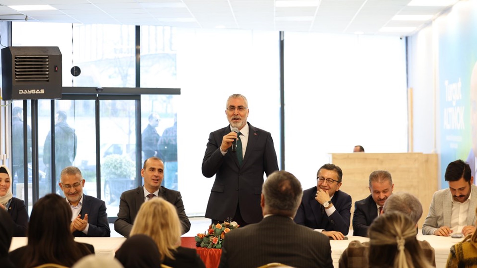 Çalışma ve Sosyal Güvenlik Bakanı Prof. Dr. Vedat Işıkhan, çeşitli temaslarda bulunmak ve programlara katılmak için Ankara’nın Keçiören ve Altındağ İlçelerini ziyaret etti.