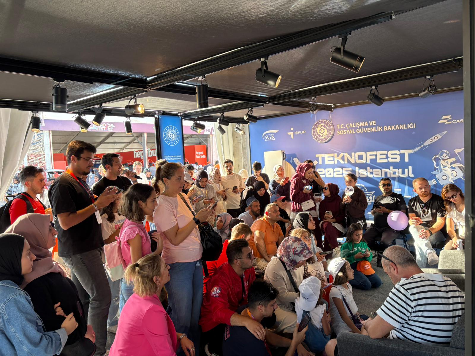 Çalışma ve Sosyal Güvenlik Bakanlığı 17-21 Eylül tarihleri arasında İstanbul’da düzenlenen dünyanın en büyük havacılık, uzay ve teknoloji festivali TEKNOFEST 2025’te yer aldı.