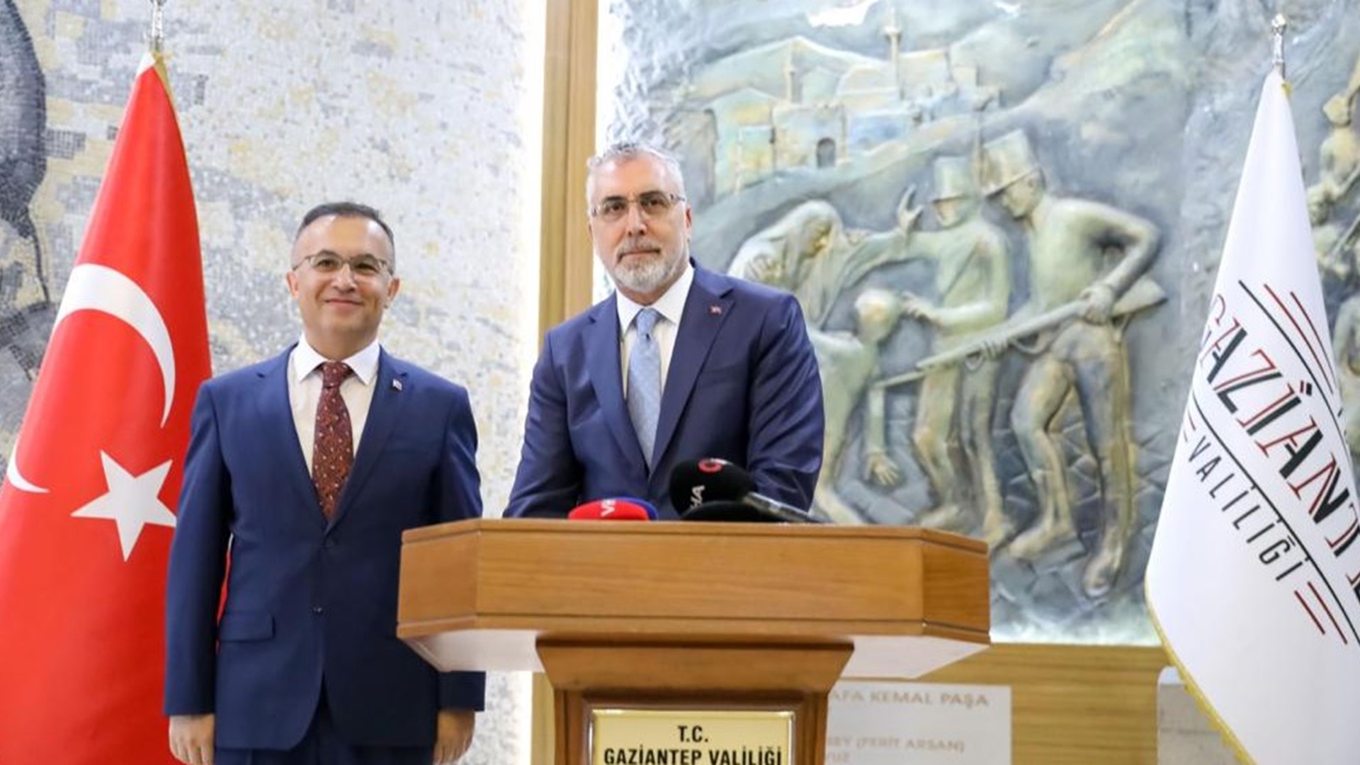 Çalışma ve Sosyal Güvenlik Bakanı Prof. Dr. Vedat Işıkhan, bir dizi ziyaretlerde bulunmak ve programlara katılmak üzere Gaziantep’e gitti.