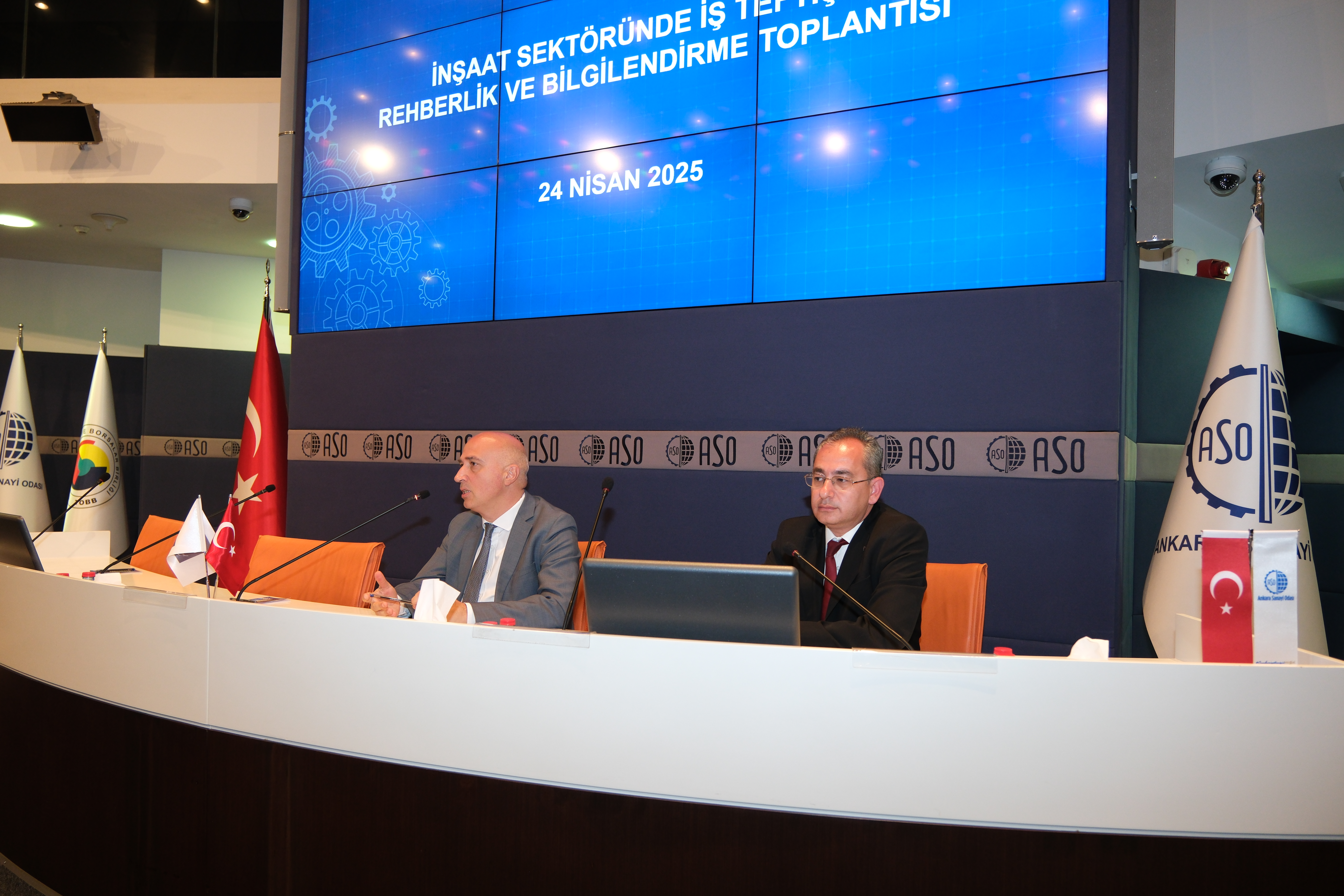 Rehberlik ve Teftiş Başkanlığı tarafından çalışma ortamı ile çalışma koşullarına ilişkin farkındalık oluşturmak amacıyla düzenlenen rehberlik ve bilgilendirme toplantısı, Ankara Sanayi Odası (ASO) ev sahipliğinde Türkiye İnşaat Sanayicileri İşveren Sendikası(İNTES) ile Türkiye Müteahhitler Birliği’nden(TMB) sektör temsilcilerinin katılımıyla 24 Nisan 2025 tarihinde gerçekleştirildi.