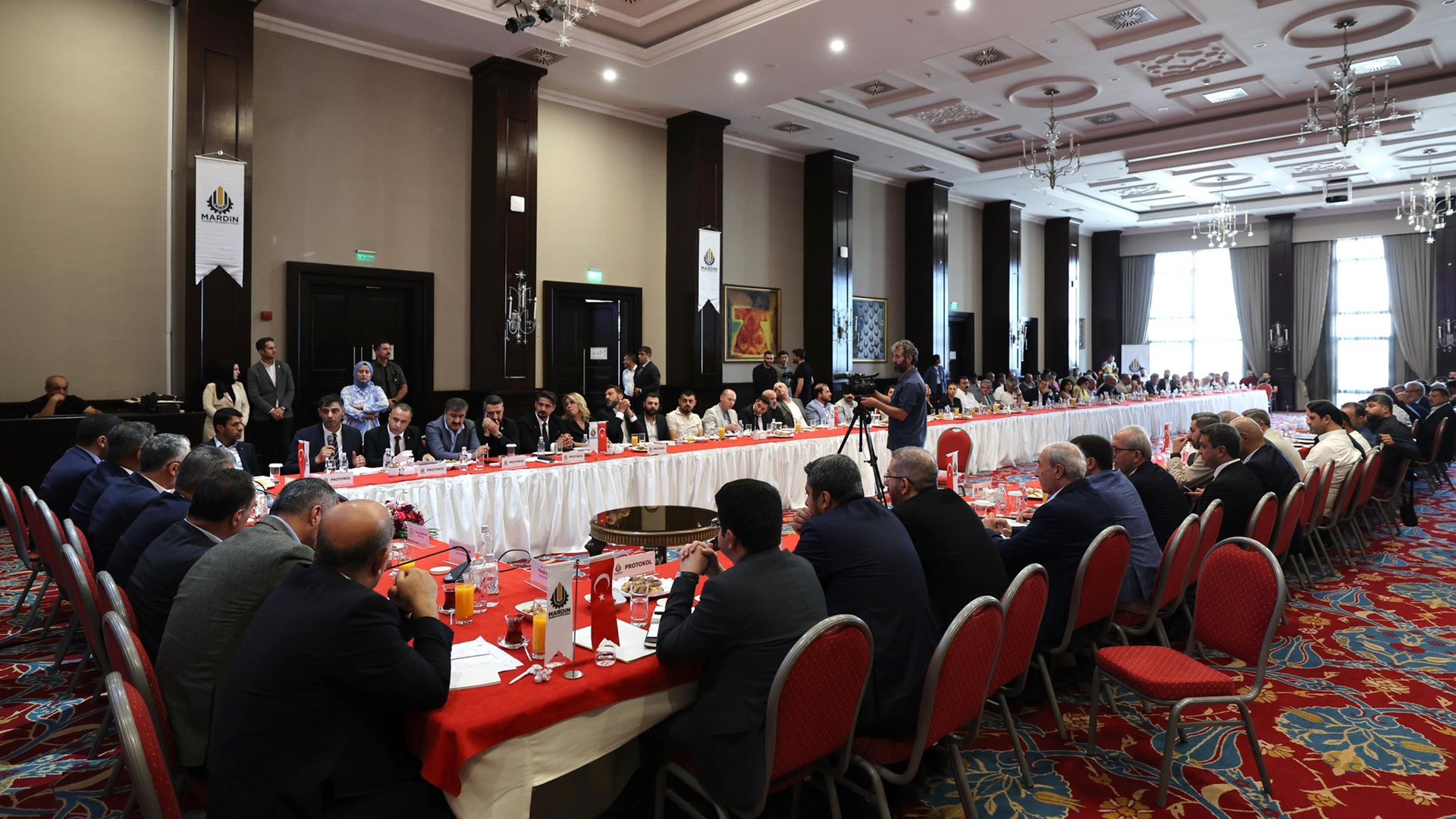 Çalışma ve Sosyal Güvenlik Bakanı Vedat Işıkhan, çeşitli temaslarda bulunmak ve “Mardin İş Dünyası İstişare Toplantısı”na katılmak üzere Mardin’e gitti.