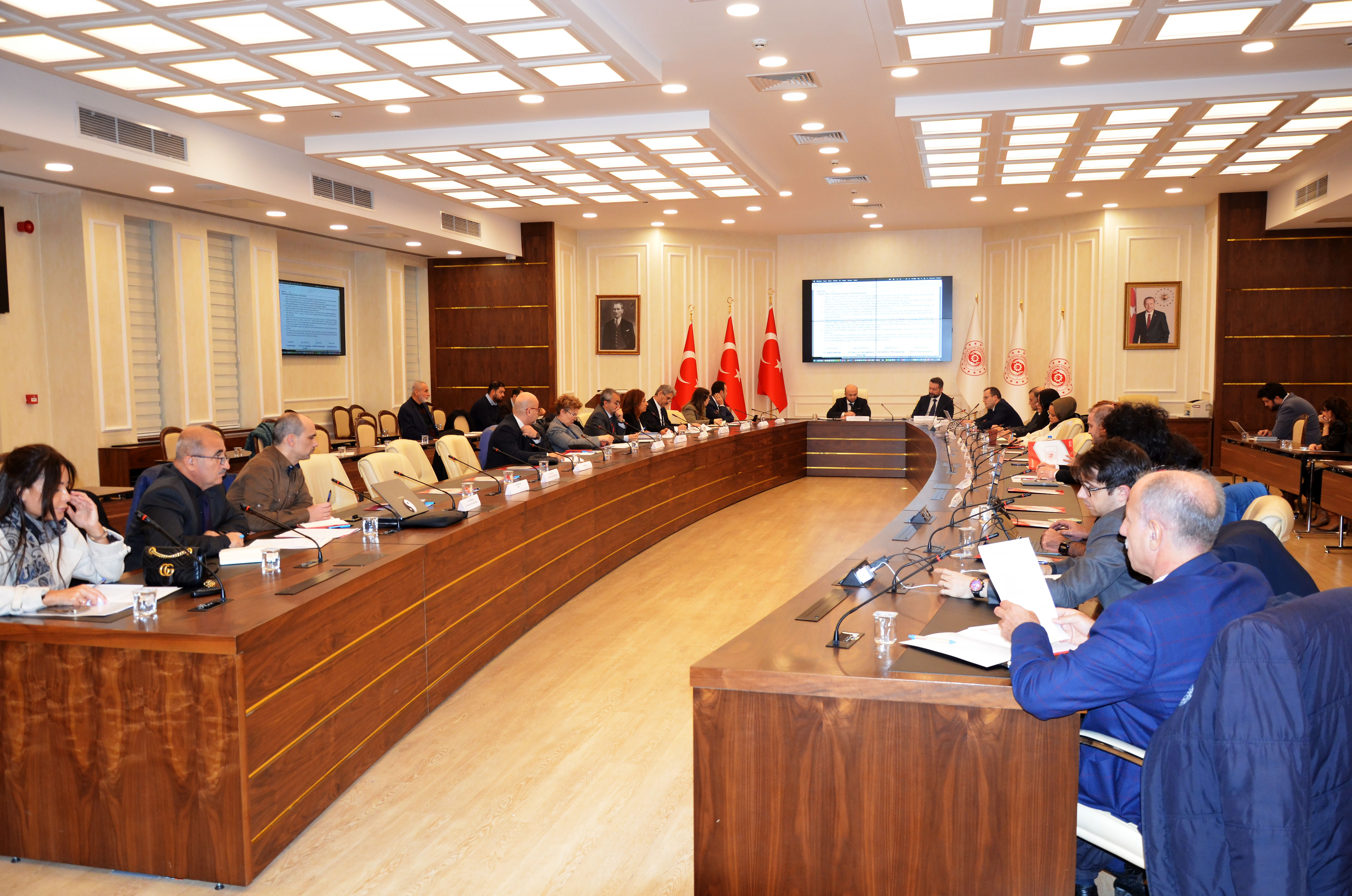 Çalışma hayatında tozla ilgili konularda ihtiyaç ve öncelikleri belirlemek, teknik ve tıbbi açıdan öneriler geliştirmek amacıyla faaliyetlerini sürdüren Tozla Mücadele Komisyonu, 66. toplantısını 28 Kasım 2024 tarihinde Bakanlığımız Reşat Moralı Toplantı Salonu’nda gerçekleştirdi.