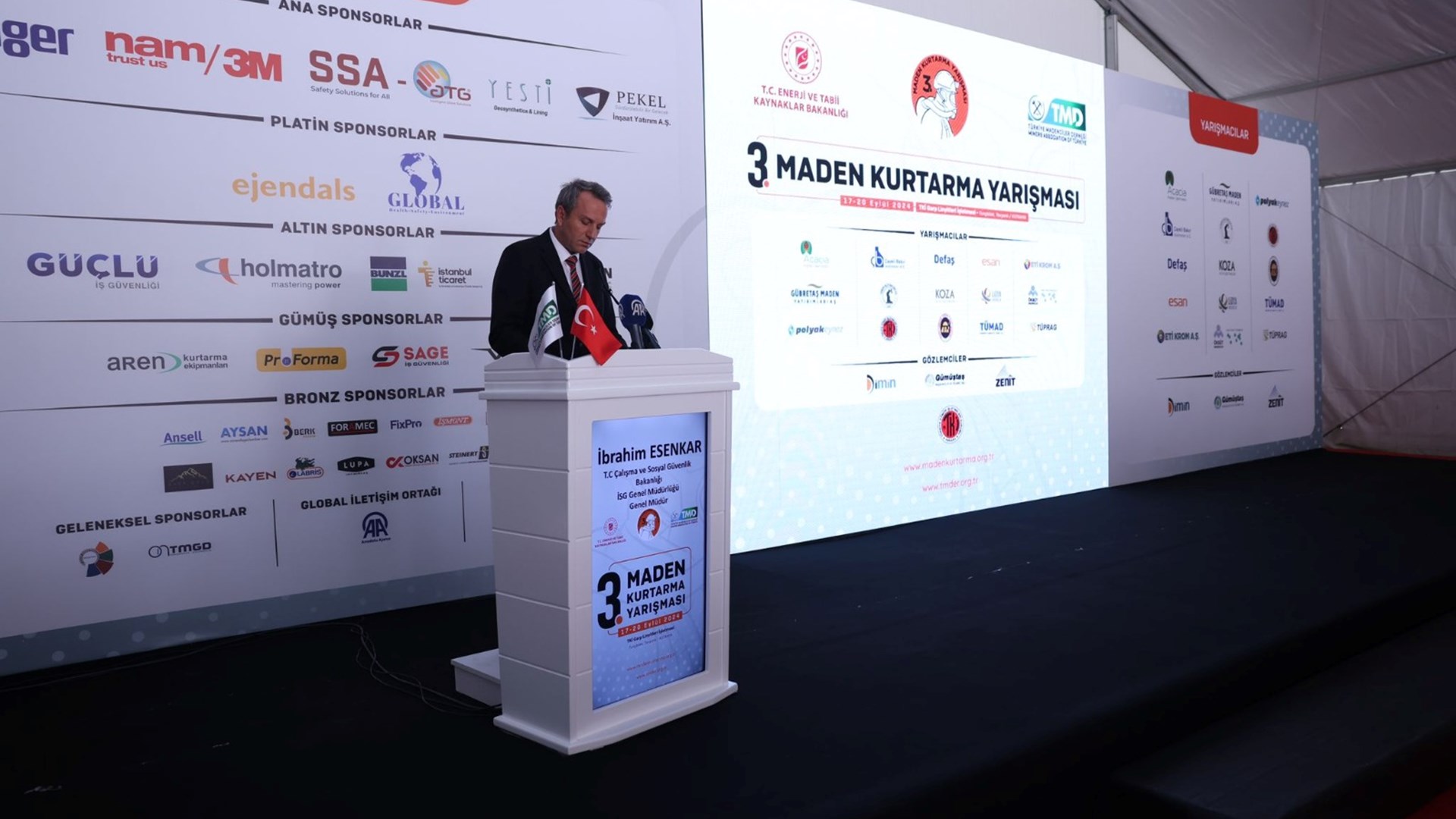 Kütahya, 17-20 Eylül tarihlerinde, Türkiye’nin acil durum müdahale ve kurtarma kapasitesini ölçme ve geliştirme amacı taşıyan önemli bir etkinliğe ev sahipliği yapıyor. Türkiye Madenciler Derneği (TMD) tarafından düzenlenen Maden Kurtarma Yarışmaları'nın üçüncüsü, Kütahya Tavşanlı’daki Türkiye Kömür İşletmeleri (TKİ) Kurumu Garp Linyitleri İşletmesi'nde gerçekleştiriliyor.