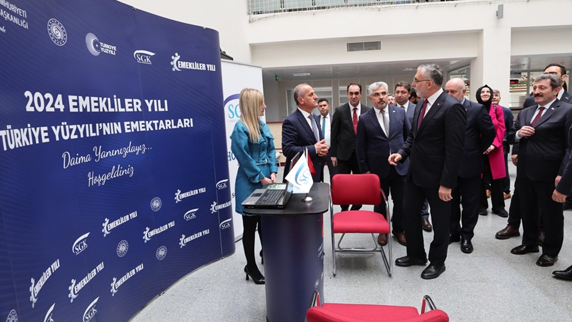 Çalışma ve Sosyal Güvenlik Bakanı Prof. Dr. Vedat Işıkhan, “Kadın İstihdam Sistemi İş-Pozitif Tanıtım Programı ve Fuar Açılışı” na katılmak ve çeşitli ziyaretlerde bulunmak üzere Samsun’a gitti.