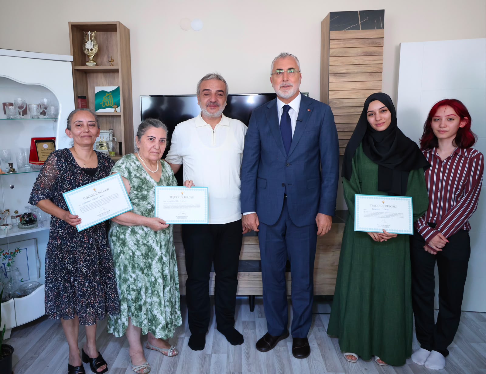 Çalışma ve Sosyal Güvenlik Bakanı Prof. Dr. Vedat Işıkhan, bir dizi ziyaretlerde bulunmak ve programlara katılmak üzere Yalova’ya gitti.