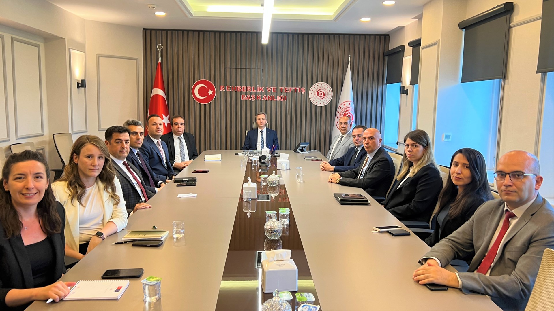 2025 yılında yürütülen iş sağlığı ve güvenliği teftişlerine ilişkin değerlendirme toplantısı, 23 Haziran 2025 tarihinde gerçekleştirildi. Toplantıya Rehberlik ve Teftiş Başkanımız Bekir Aktürk, Başkan Yardımcımız Faruk Seven ve iş sağlığı ve güvenliği çalışma grubunda görevli iş müfettişleri katıldı.