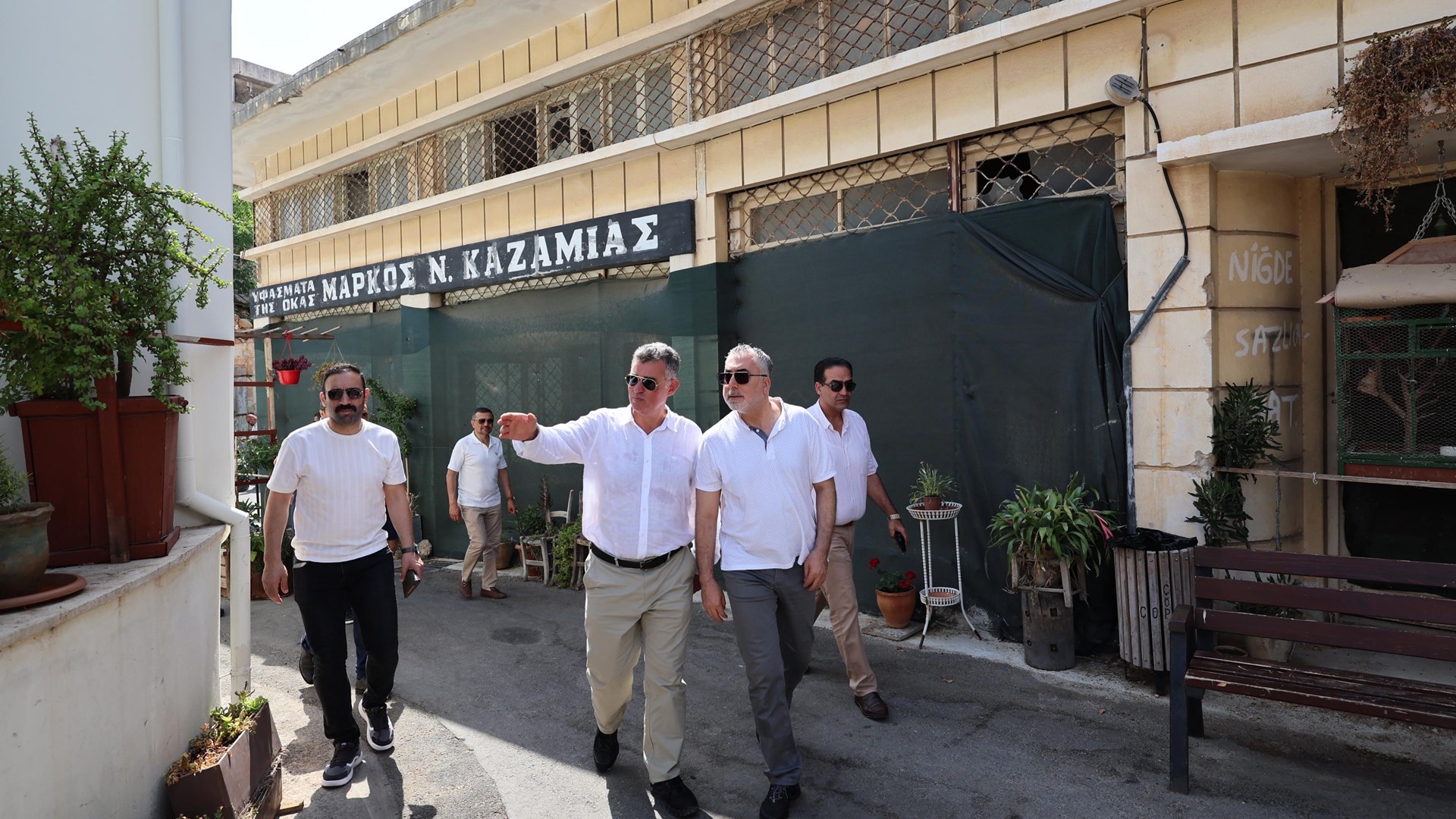 Çalışma ve Sosyal Güvenlik Bakanı Prof. Dr. Vedat Işıkhan, programlara katılmak ve çeşitli temaslarda bulunmak üzere gittiği Kuzey Kıbrıs Türk Cumhuriyeti’nde Kapalı Maraş’ı ziyaret etti.