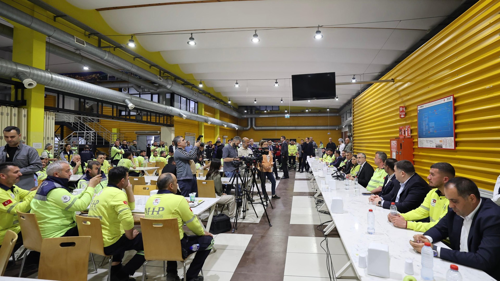 Bakan Işıkhan, Mersin’de Temaslarda Bulundu