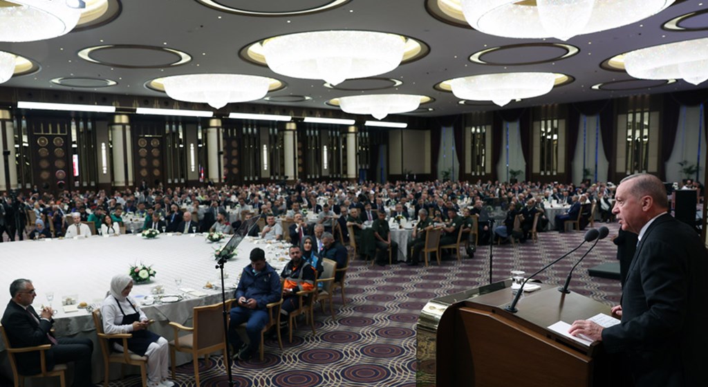 Cumhurbaşkanı Recep Tayyip Erdoğan, Cumhurbaşkanlığı Külliyesi Sergi Salonu’nda, “Emeğin, Sendikal Örgütlenmenin ve İstihdamın Geleceği” temasıyla düzenlenen “13. Çalışma Meclisi Yemeği”ne katıldı.