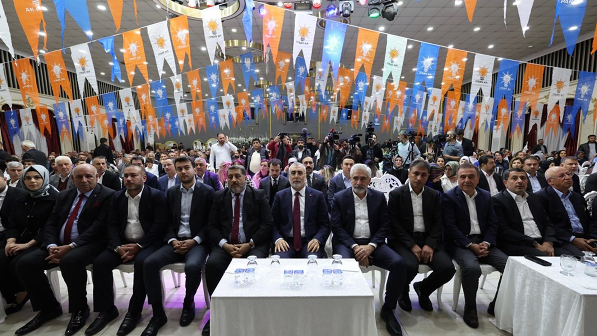 Bakan Işıkhan, Diyarbakır’da Ziyaretlerde Bulundu