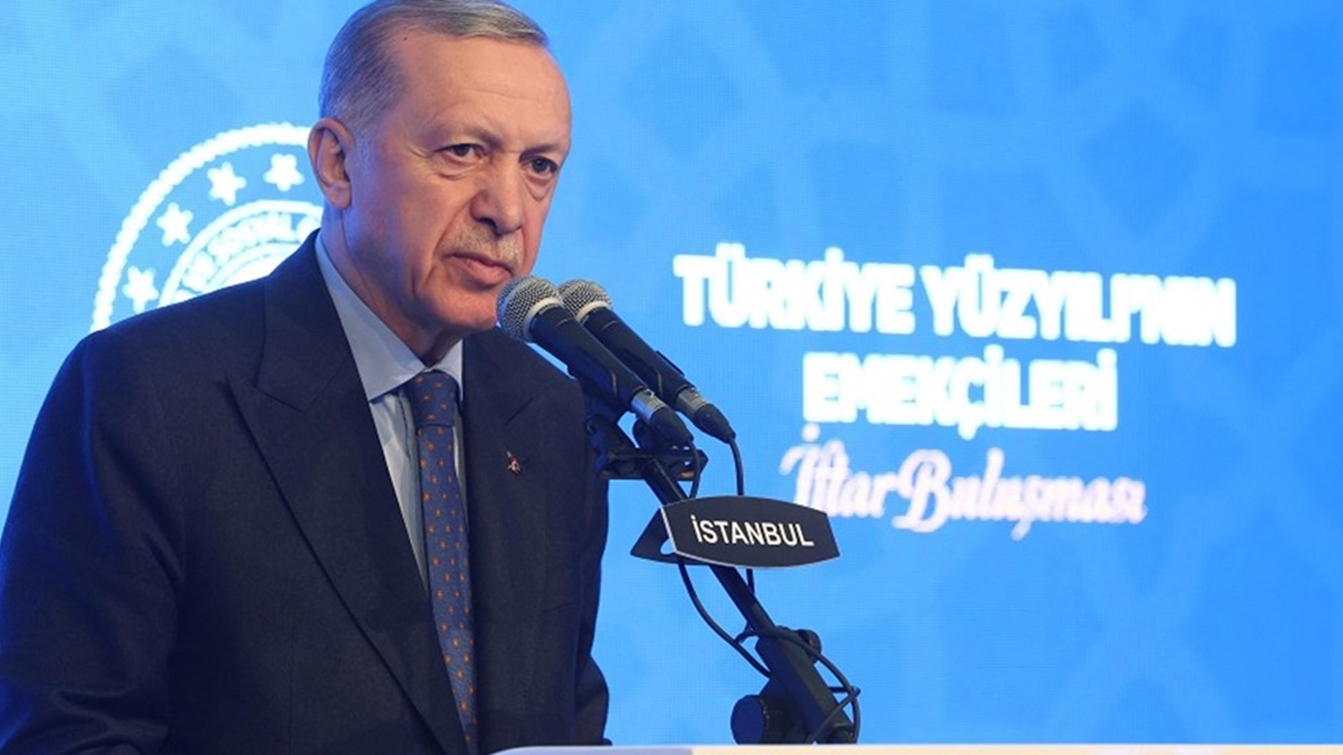 Çalışma ve Sosyal Güvenlik Bakanı Prof. Dr. Vedat Işıkhan, Cumhurbaşkanı Recep Tayyip Erdoğan’ın teşrifleriyle İstanbul Haliç Kongre Merkezi’nde düzenlenen “Türkiye Yüzyılı’nın Emekçileri İftar Buluşması” Programında işçi ve işverenlerle bir araya geldi.