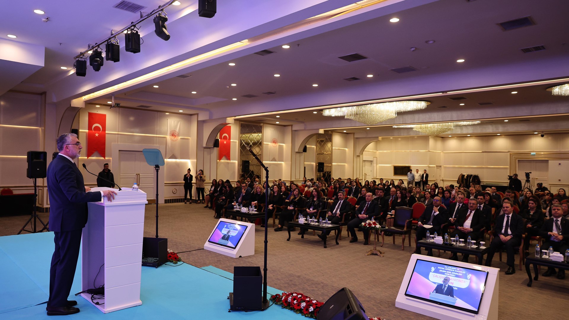 Çalışma ve Sosyal Güvenlik Bakanı Prof. Dr. Vedat Işıkhan, Çalışma Genel Müdürlüğü tarafından düzenlenen “Çalışma Hayatında Kadın Paneli” ne iştirak etti.