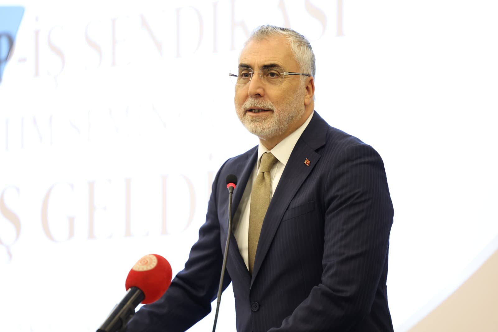 Çalışma ve Sosyal Güvenlik Bakanı Prof. Dr. Vedat Işıkhan, çeşitli ziyaretlerde bulunmak ve programlara katılmak üzere Antalya’ya gitti.