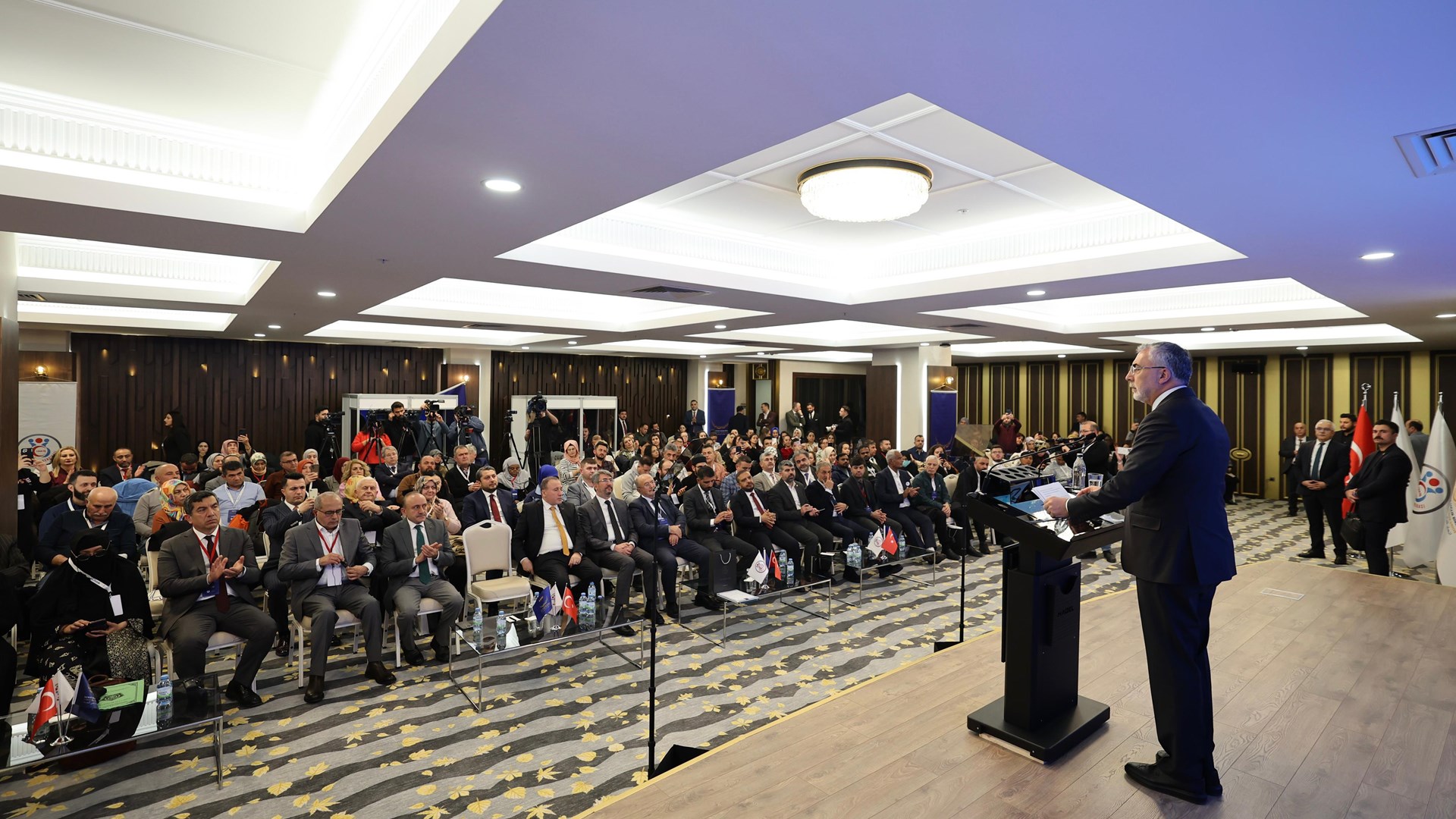 Çalışma ve Sosyal Güvenlik Bakanı Prof. Dr. Vedat Işıkhan, Öz Sağlık-İş Sendikası ve Dünya İslam Sağlık Birliği tarafından düzenlenen “Müslüman Sağlık Topluluklarının 9. Kongresi” ne katıldı.