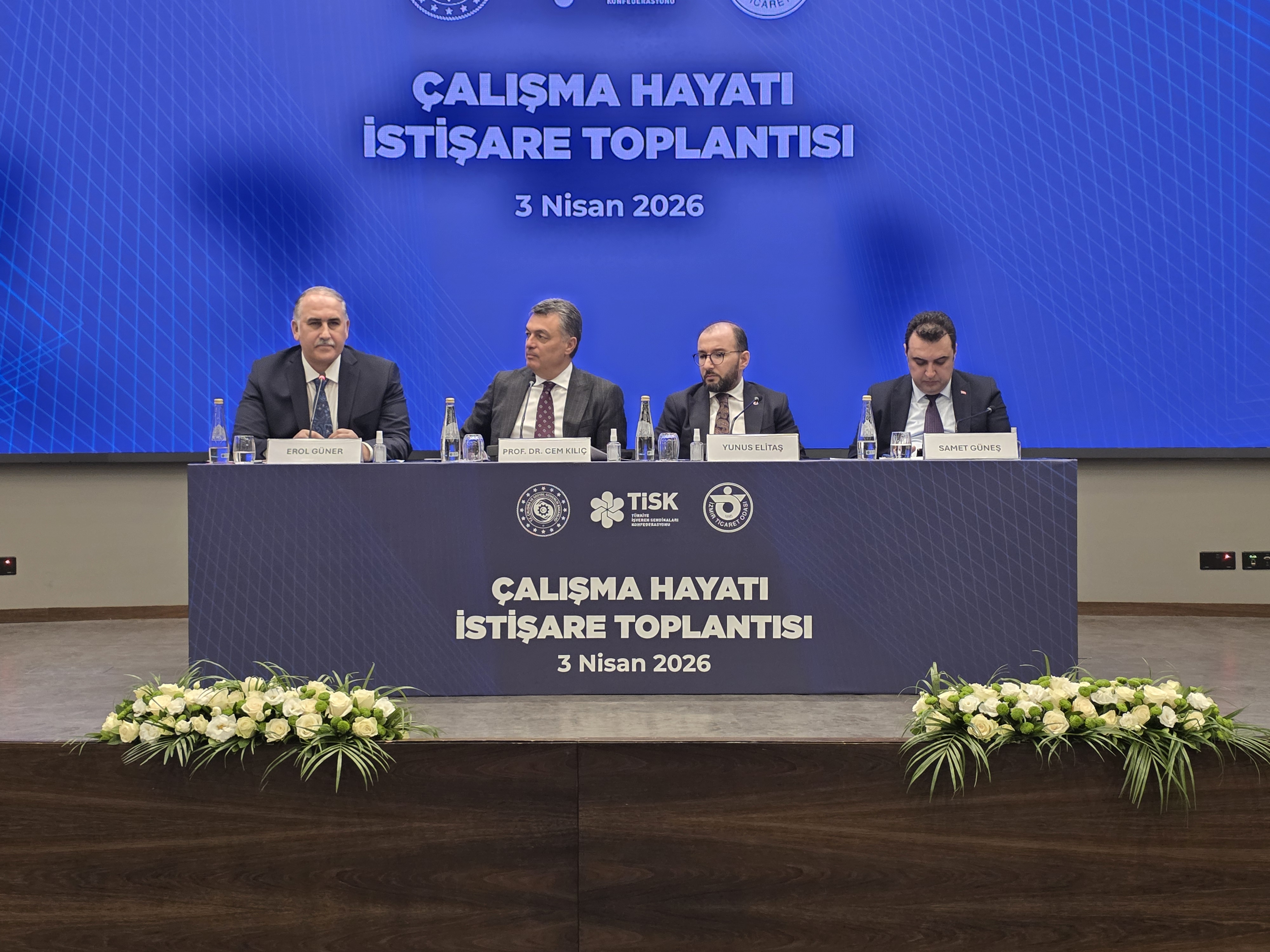 Çalışma Hayatı İstişare Toplantısı, 3 Nisan 2026 tarihinde Çalışma ve Sosyal Güvenlik Bakanımız Prof. Dr. Vedat Işıkhan’ın teşrifleriyle İzmir’de düzenlendi. Toplantıda çalışma hayatının güncel dinamikleri ve rehberlik faaliyetleri değerlendirildi.
