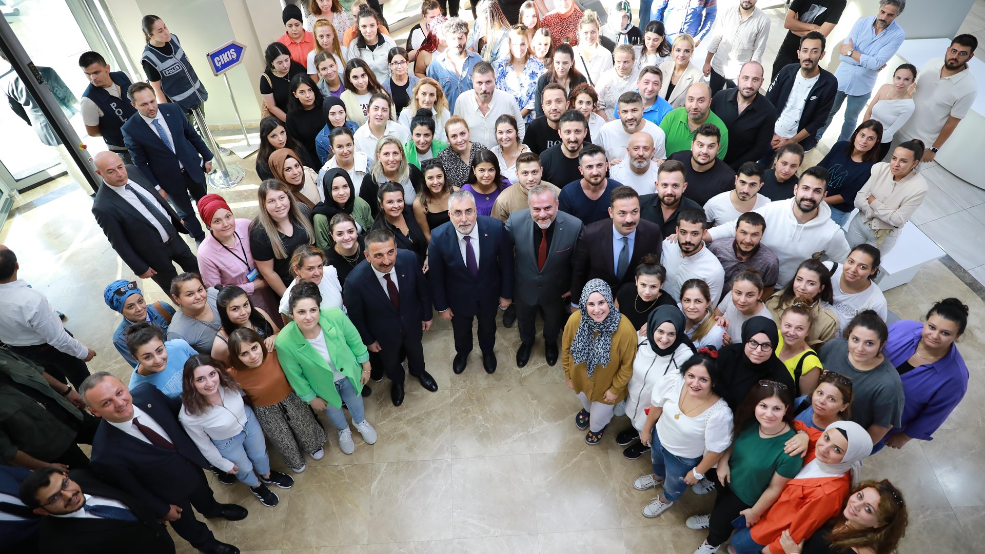 Çalışma ve Sosyal Güvenlik Bakanı Prof. Dr. Vedat Işıkhan, “Şehir Buluşmaları” kapsamında ziyaretlerde bulunmak ve programlara katılmak üzere Zonguldak’a gitti.