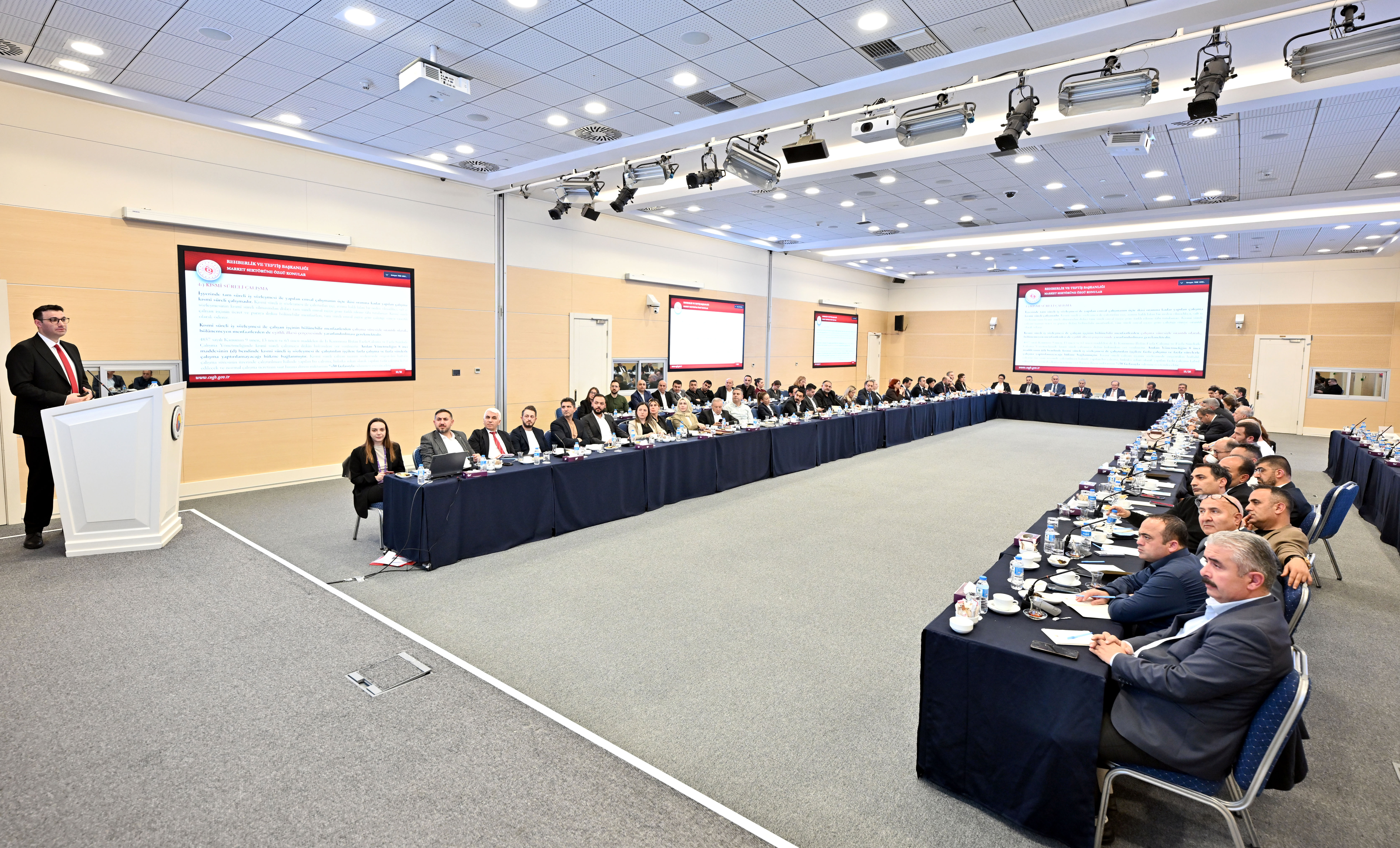 Rehberlik ve Teftiş Başkanlığı tarafından perakende sektöründe yürütülen programlı teftiş faaliyetlerine ilişkin farkındalığı artırmak amacıyla düzenlenen rehberlik ve bilgilendirme toplantısı, 7 Mayıs 2026 tarihinde Türkiye Odalar ve Borsalar Birliği (TOBB) ev sahipliğinde gerçekleştirildi.
