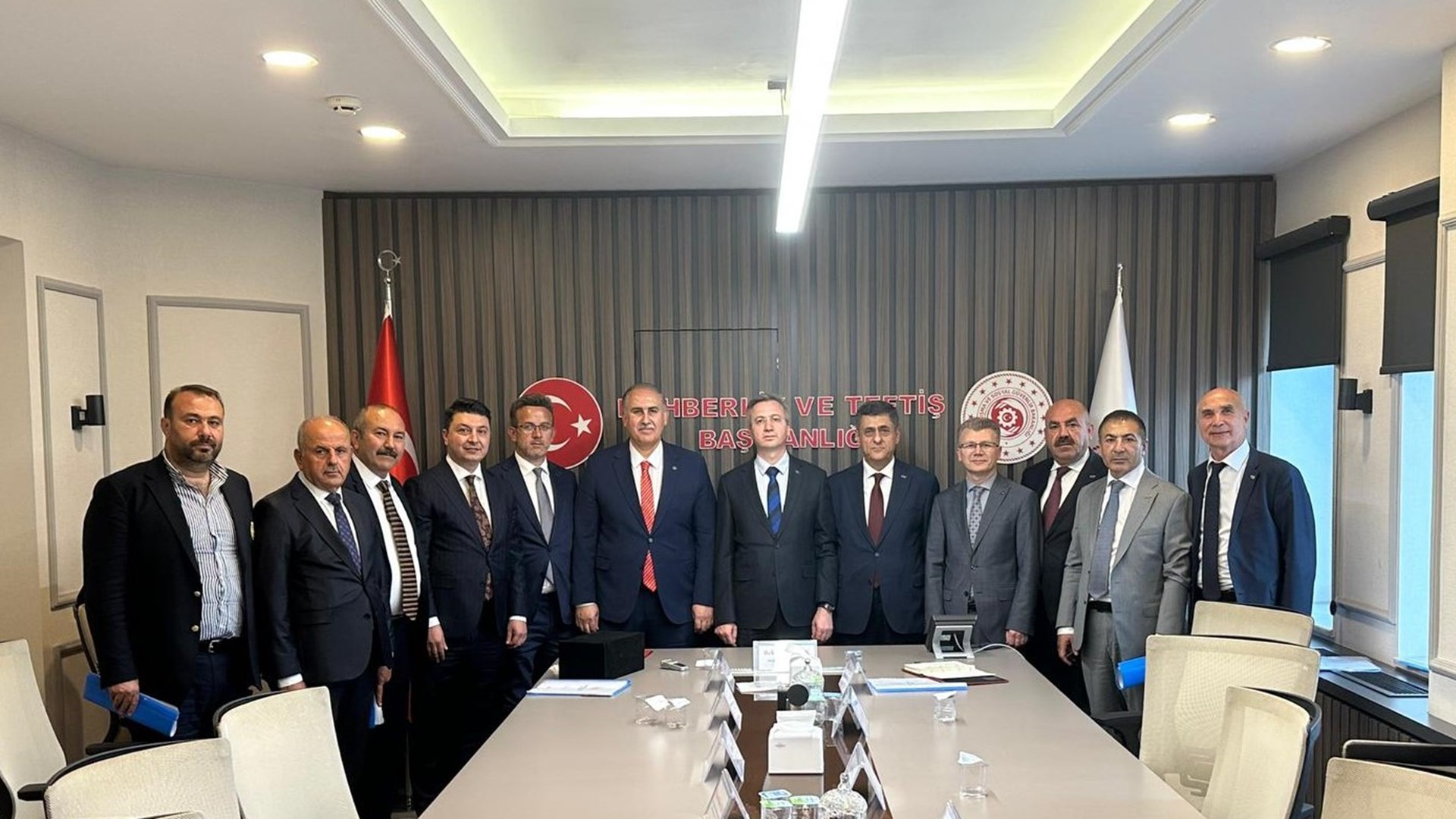 Ulaştırma sektöründe çalışma koşullarının iyileştirilmesine yönelik olarak, 16 Haziran 2025 tarihinde Başkanlığımızın ev sahipliğinde Uluslararası Nakliyeciler Derneği (UND) temsilcileriyle istişare toplantısı gerçekleştirildi.