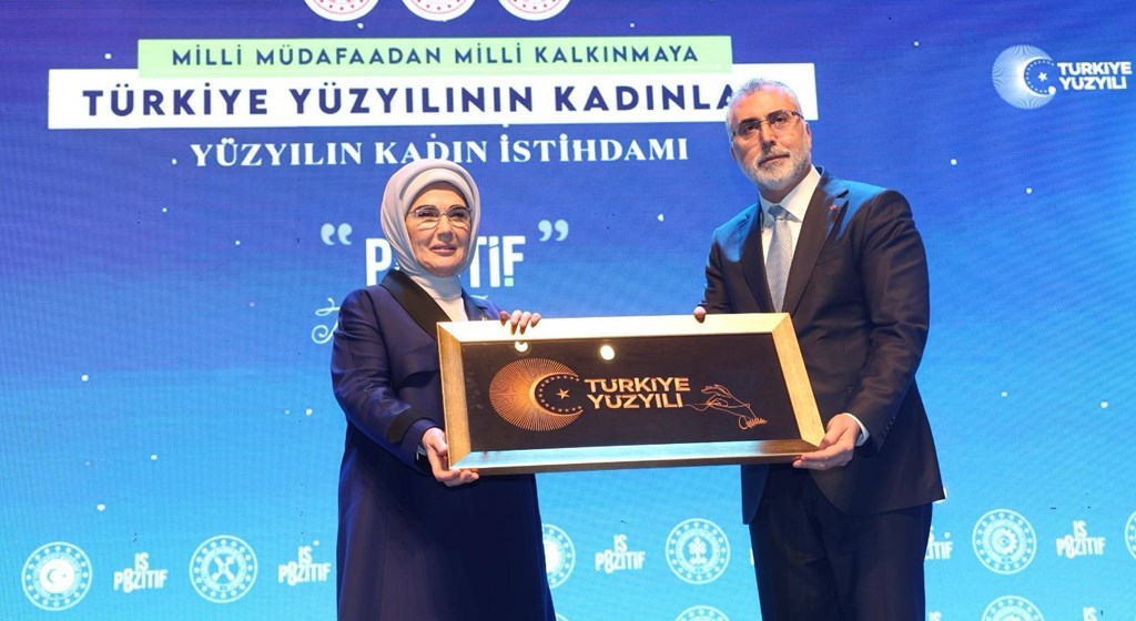 Çalışma ve Sosyal Güvenlik Bakanı Prof. Dr. Vedat Işıkhan, Çalışma ve Sosyal Güvenlik Bakanlığı tarafından Cumhurbaşkanı Recep Tayyip Erdoğan’ın Eşi Emine Erdoğan’ın teşrifleriyle Atatürk Kültür Merkezi’nde (AKM) düzenlenen “Milli Müdafaadan Milli Kalkınmaya Türkiye Yüzyılı’ nın Kadınları Yüzyılın Kadın İstihdamı İş-Pozitif Tanıtım Programı” na katıldı.
