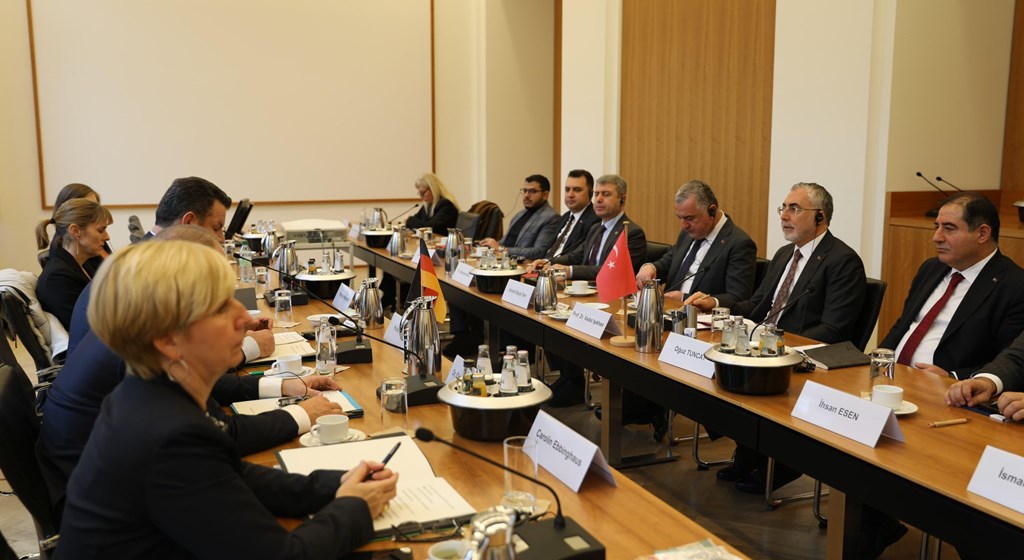 Çalışma ve Sosyal Güvenlik Bakanı Prof. Dr. Vedat Işıkhan, Türkiye – Almanya Bakanlıklararası Ortak Çalışma Grubu 7. Toplantısı’na katılmak ve çeşitli temaslarda bulunmak üzere Berlin’e gitti.