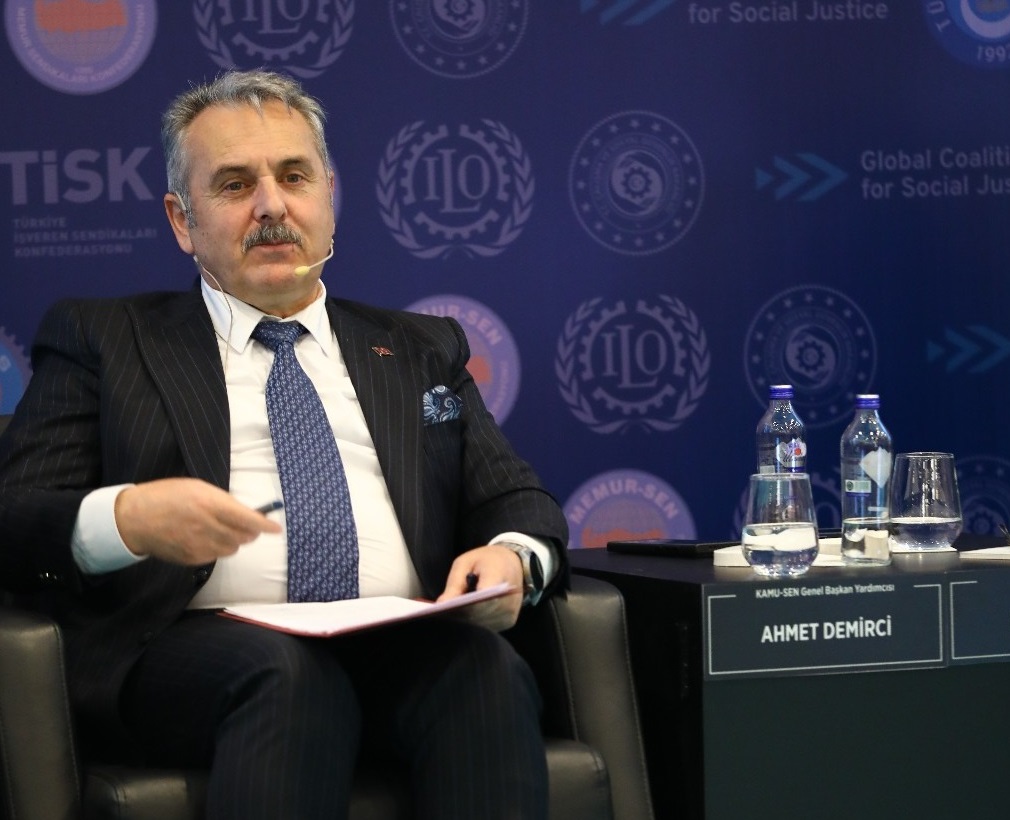 20 Şubat Dünya Sosyal Adalet Günü vesilesiyle, Bakanlığımızın öncülüğünde ve Küresel Sosyal Adalet Koalisyonu kapsamında düzenlenen “Dijitalleşme ve Yeşil Dönüşüm Çerçevesinde Sosyal Adalet Forumu” geniş katılımla gerçekleştirildi. Forum, Türkiye İşveren Sendikaları Konfederasyonu (TİSK), Türkiye İşçi Sendikaları Konfederasyonu (TÜRK-İŞ), Memur Sendikaları Konfederasyonu (MEMUR-SEN) ve Türkiye Kamu Çalışanları Sendikaları Konfederasyonu (KAMU-SEN) işbirliğiyle düzenlendi.