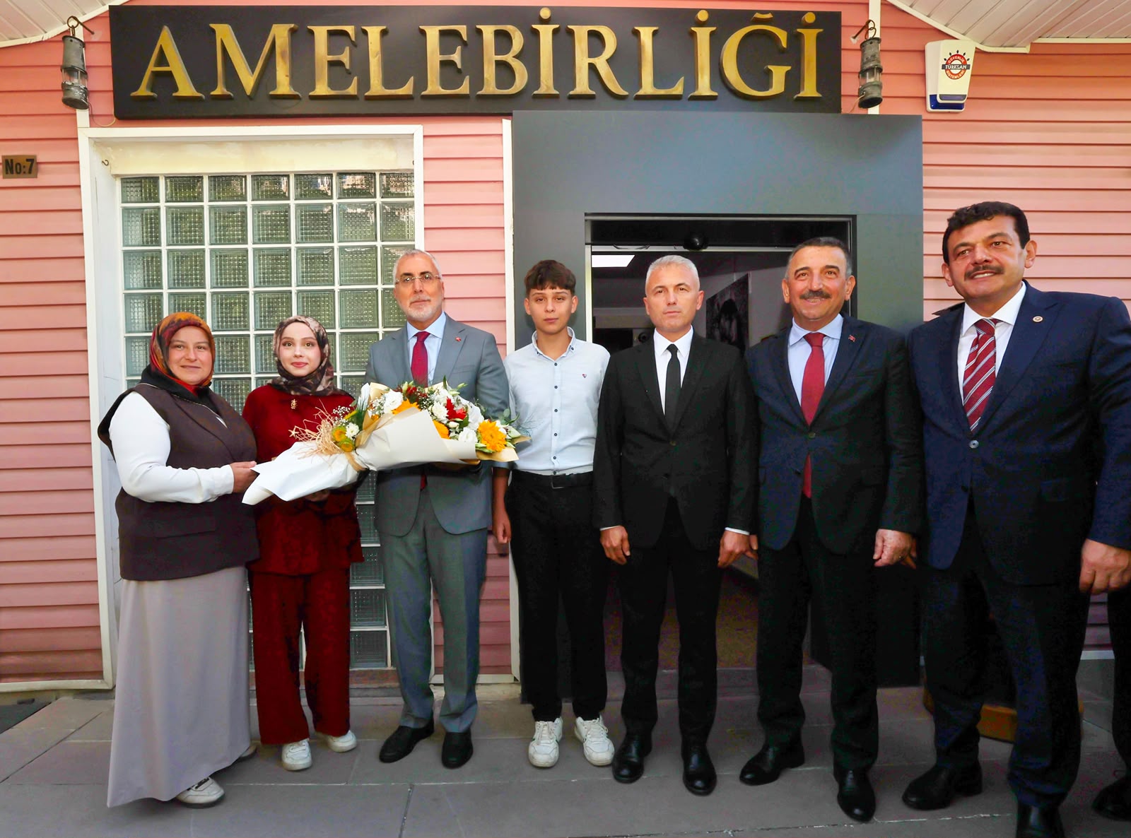 Çalışma ve Sosyal Güvenlik Bakanı Prof. Dr. Vedat Işıkhan, çeşitli ziyaretlerde bulunmak ve programlara katılmak üzere Zonguldak’a gitti.