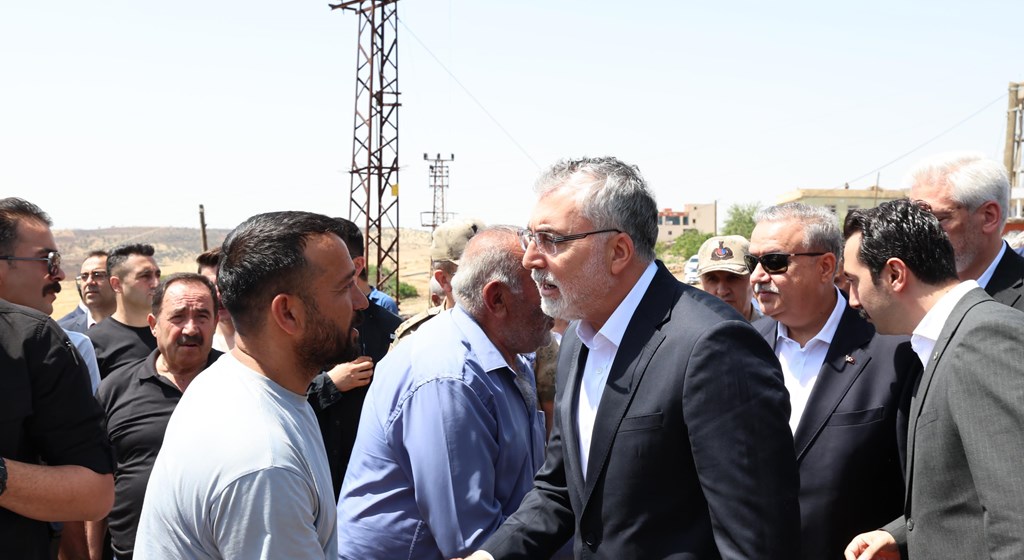 Çalışma ve Sosyal Güvenlik Bakanı Prof. Dr. Vedat Işıkhan, Diyarbakır ve Mardin'de çıkan yangın nedeniyle hayatını kaybedenlerin yakınlarına taziye ziyaretinde bulundu.