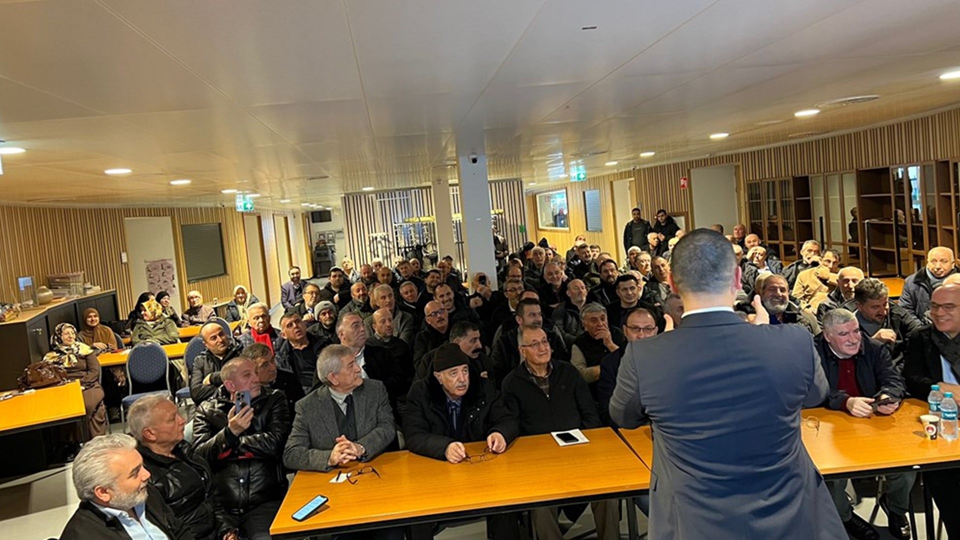 Our Labour and Social Security Attaché’s Office in The Hague met with our citizens at the HDV Ahi Evran Mosque.