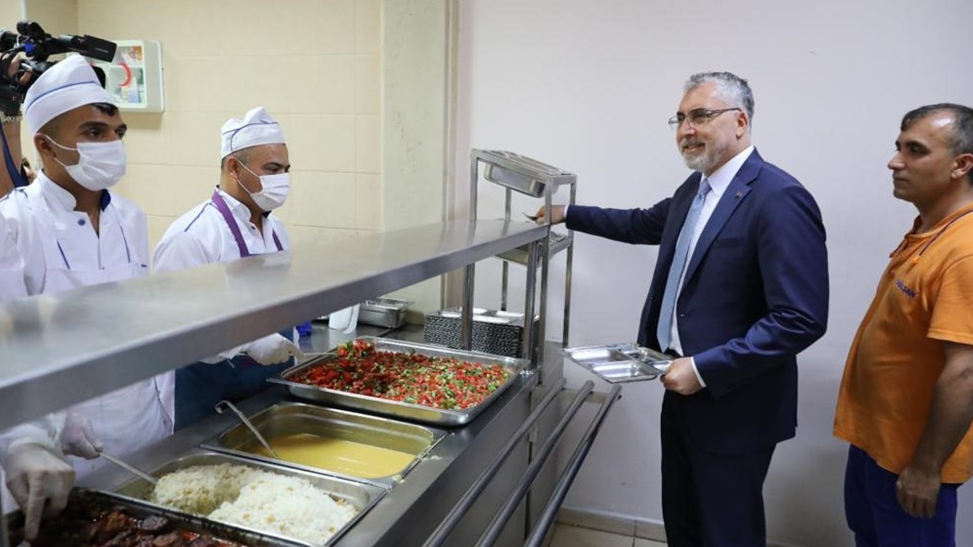 Çalışma ve Sosyal Güvenlik Bakanı Prof. Dr. Vedat Işıkhan, bir dizi ziyaretlerde bulunmak ve programlara katılmak üzere Gaziantep’e gitti.