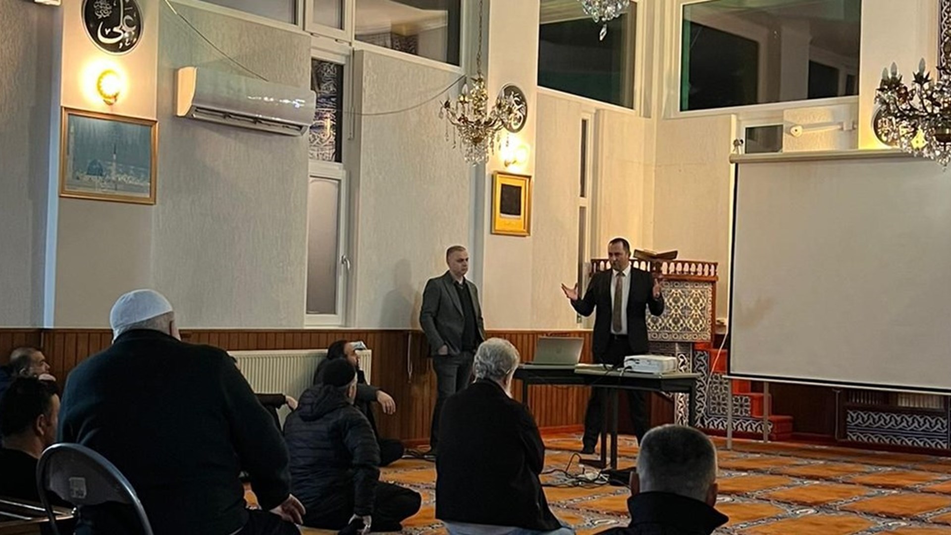 Turkish Labour and Social Security Attaché in Deventer met Turkish citizens at the HDV Ahmet Yesevi Mosque in Cuijk.