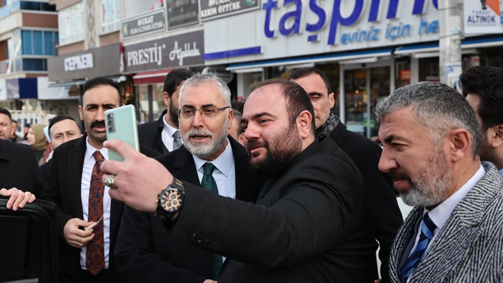 Çalışma ve Sosyal Güvenlik Bakanı Prof. Dr. Vedat Işıkhan, çeşitli temaslarda bulunmak ve programlara katılmak için Ankara’nın Keçiören ve Altındağ İlçelerini ziyaret etti.