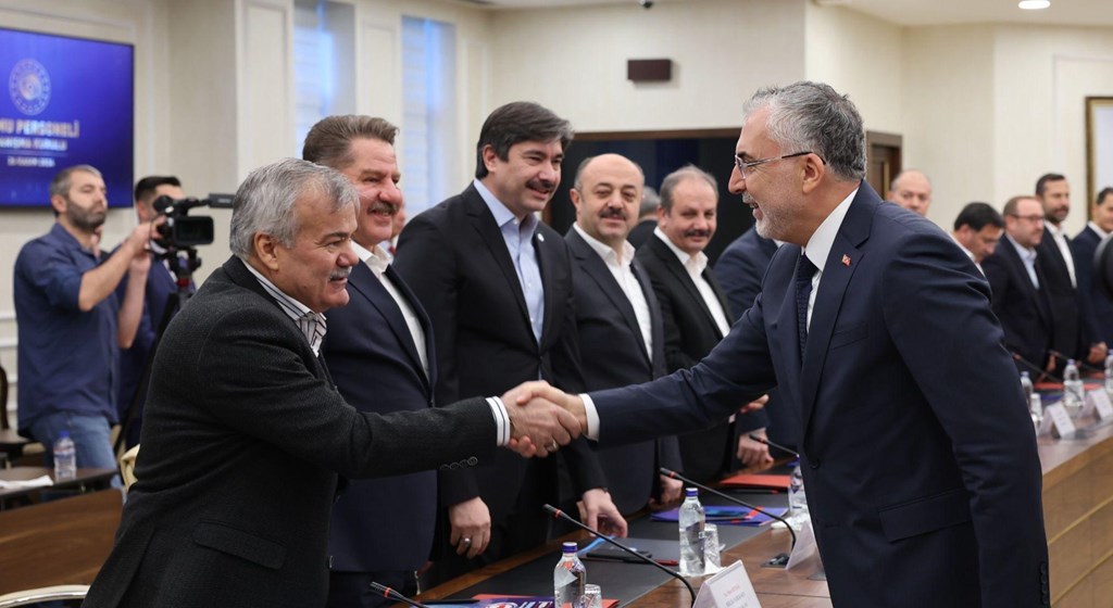 Kamu Personeli Danışma Kurulu (KPDK) Toplantısı, Çalışma ve Sosyal Güvenlik Bakanı Prof. Dr. Vedat Işıkhan’ın başkanlığında, Çalışma ve Sosyal Güvenlik Bakanlığı ev sahipliğinde Reşat Moralı Toplantı Salonu’nda gerçekleşti.