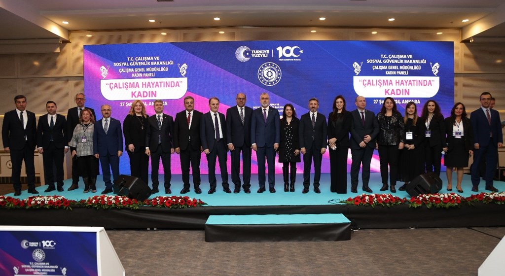 Panele katılan Çalışma ve Sosyal Güvenlik Bakanımız Prof. Dr. Vedat Işıkhan, kadınların ekonomik, hukuki, sosyal hak ve özgürlükleri konularının özellikle son 21 yıldır üzerinde hassasiyetle durulan ve bu alanda özel politika geliştirilen alanlardan biri olduğunu belirtti.