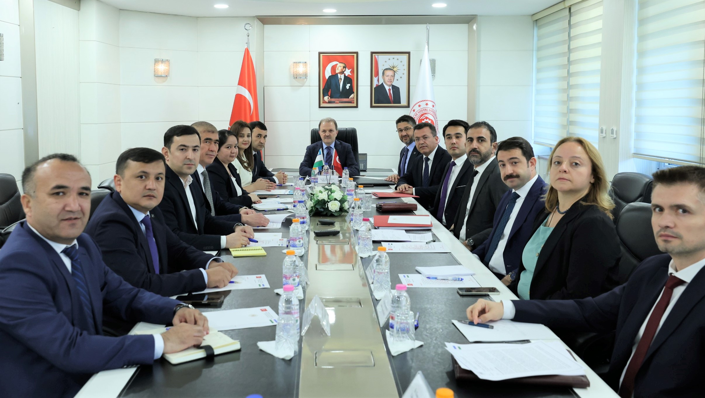 Bakanlığımız ile Özbekistan Cumhuriyeti İstihdam ve Yoksulluğun Azaltılması Bakanlığı arasında 7 Mayıs 2025 tarihinde yürürlüğe konulan Eylem Planı kapsamında Özbekistan Cumhuriyeti Uluslararası Göç Ajansı yetkililerinden oluşan heyet Bakanlığımıza bir çalışma ziyareti gerçekleştirdi.